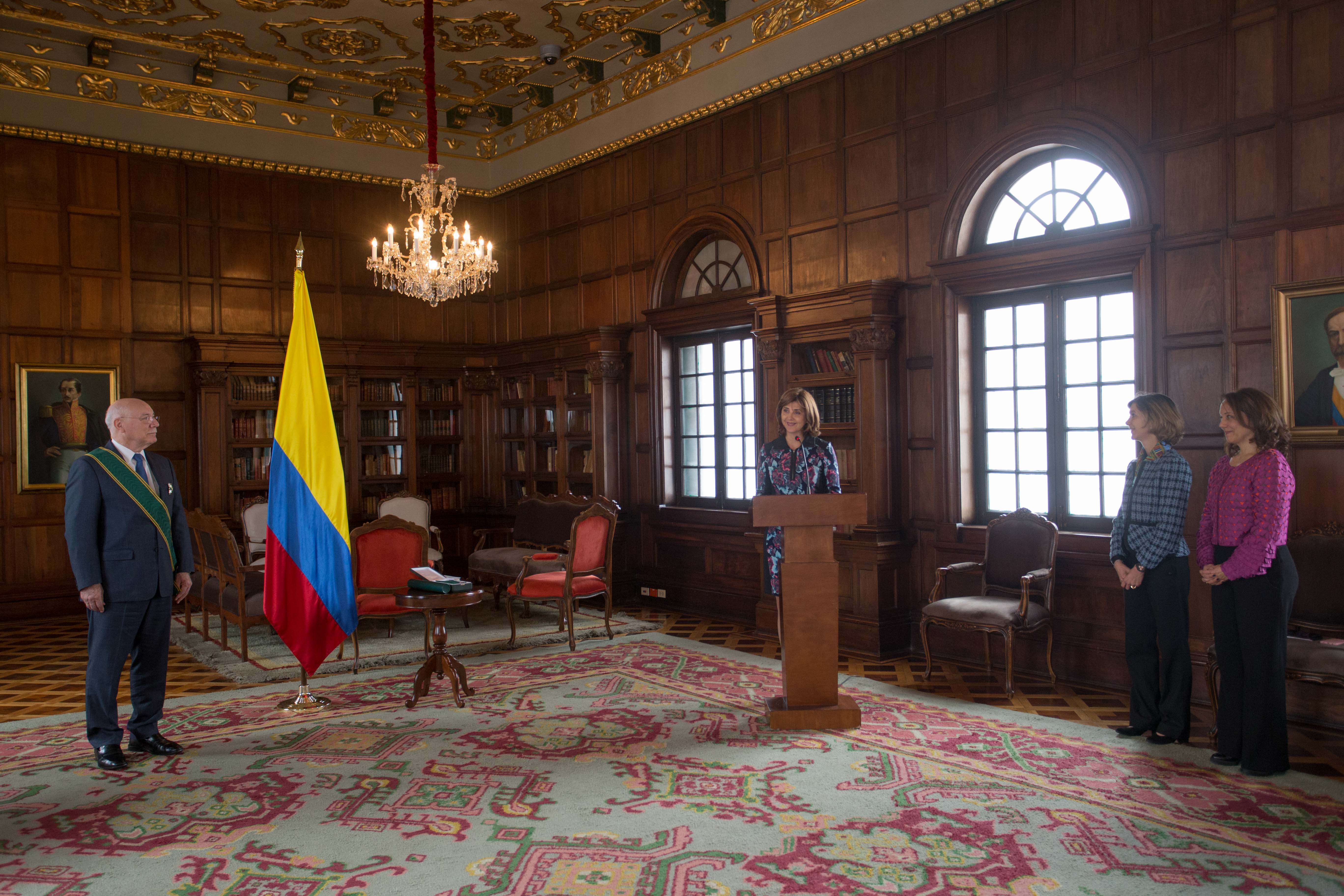 Canciller Holguín condecoró con la Orden de San Carlos en el Grado de Gran Cruz al Canciller de Paraguay