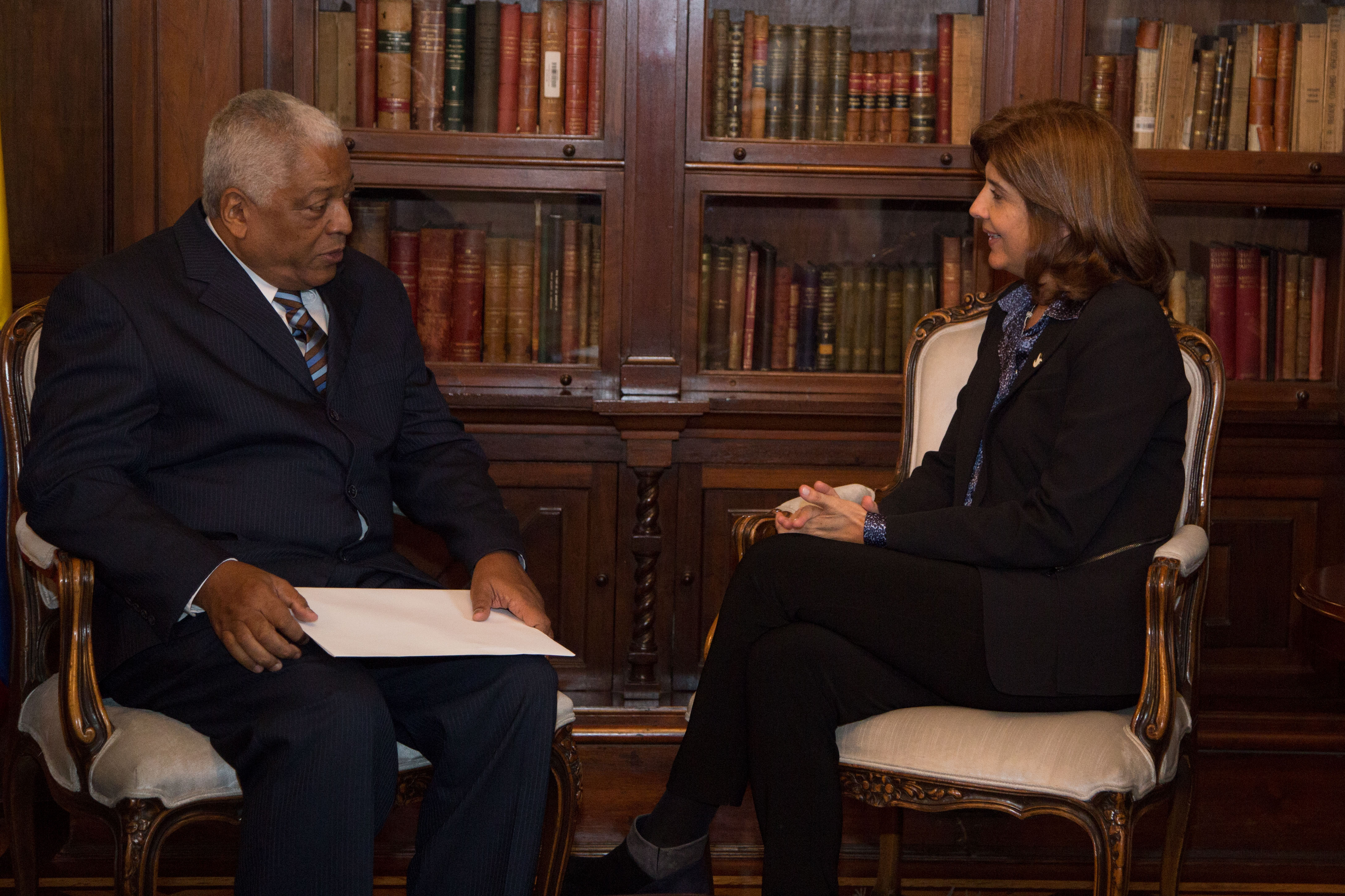 Canciller María Ángela Holguín recibió las cartas credenciales del Embajador de Cuba en Colombia