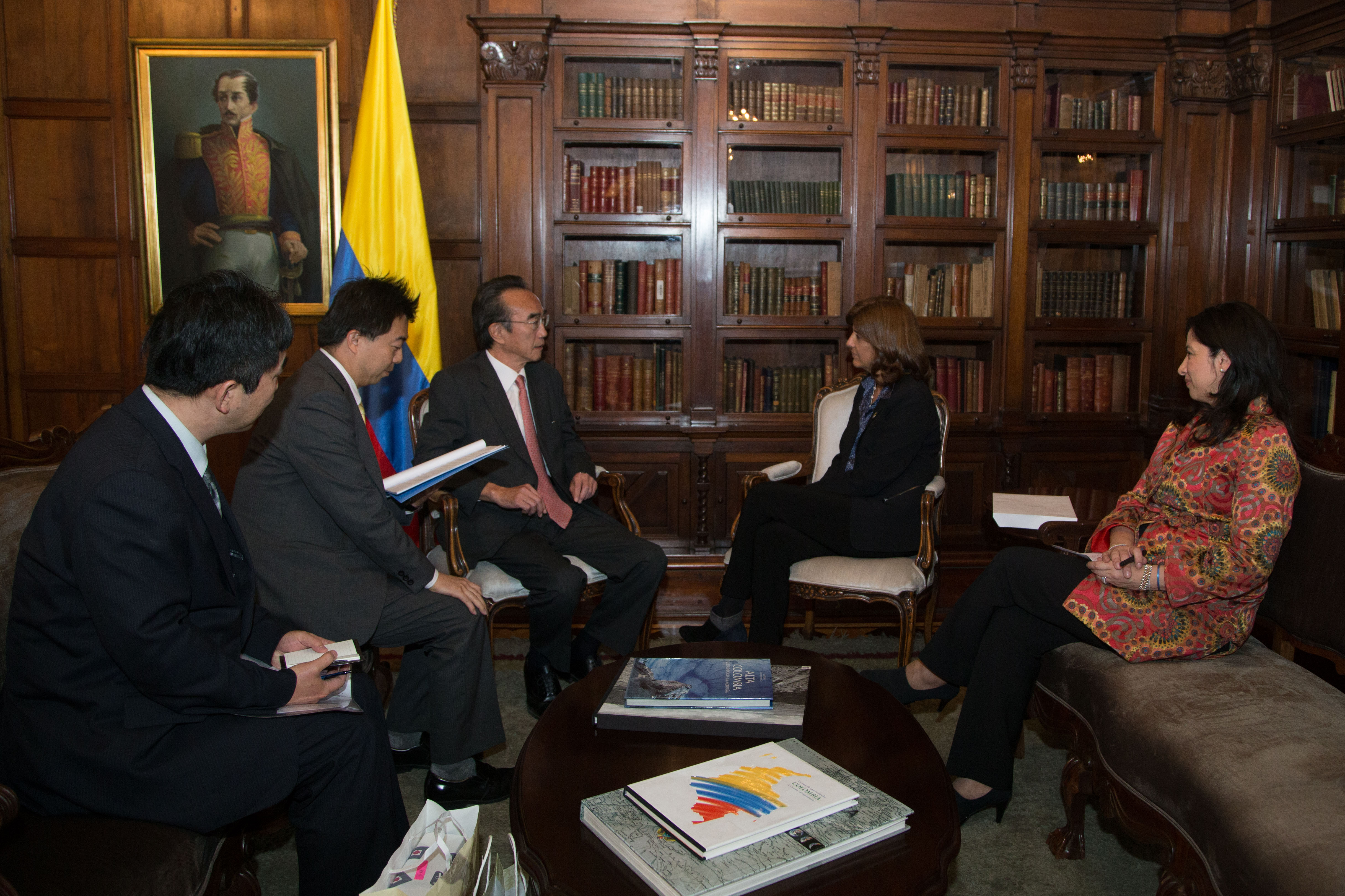 Canciller Holguín recibió copias de Cartas Credenciales del nuevo Embajador de Japón en Colombia 