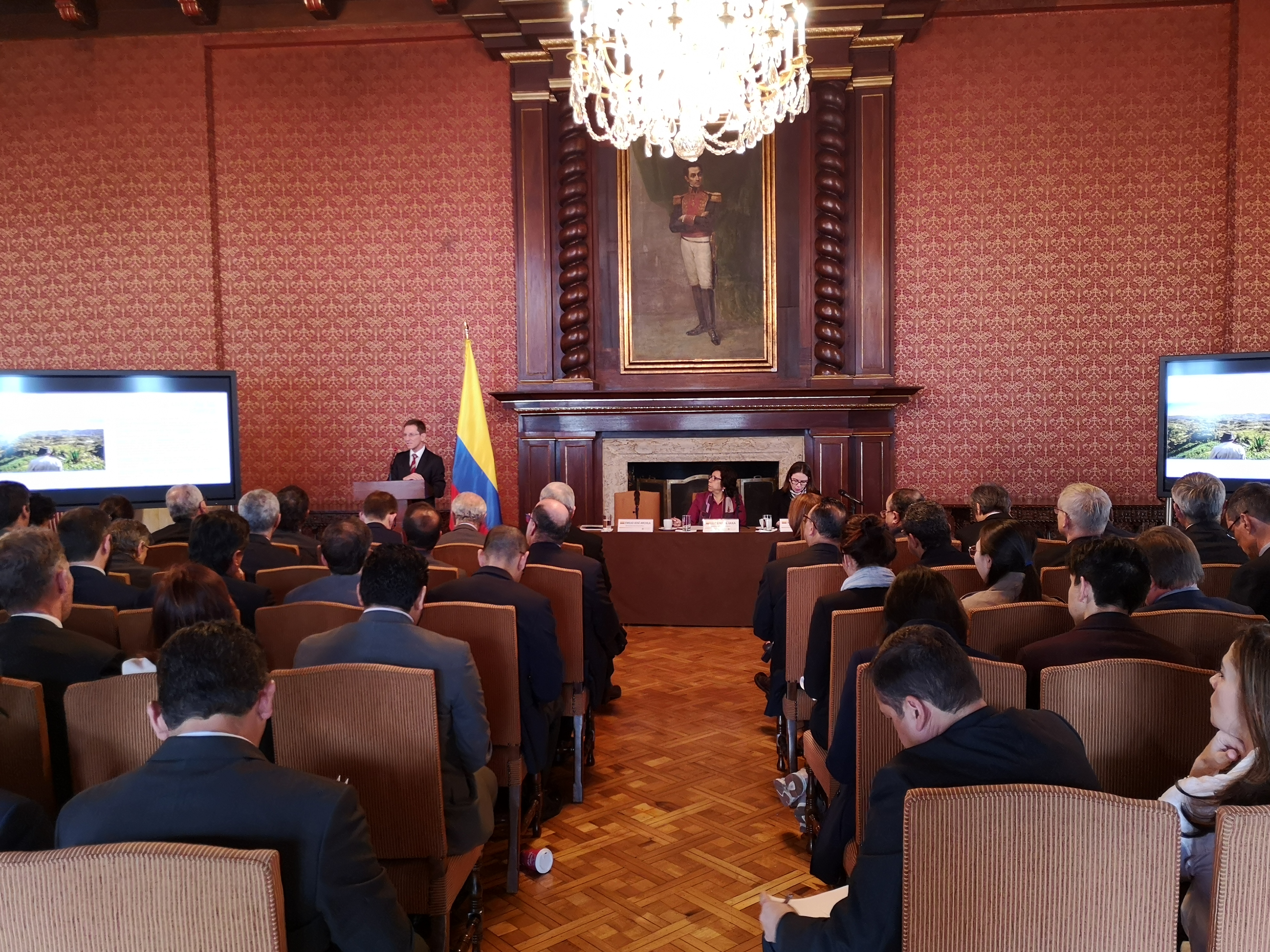 En el Palacio de San Carlos, sede de la Cancillería, se realizó la presentación del Plan “Paz con Legalidad” al cuerpo diplomático acreditado en el país