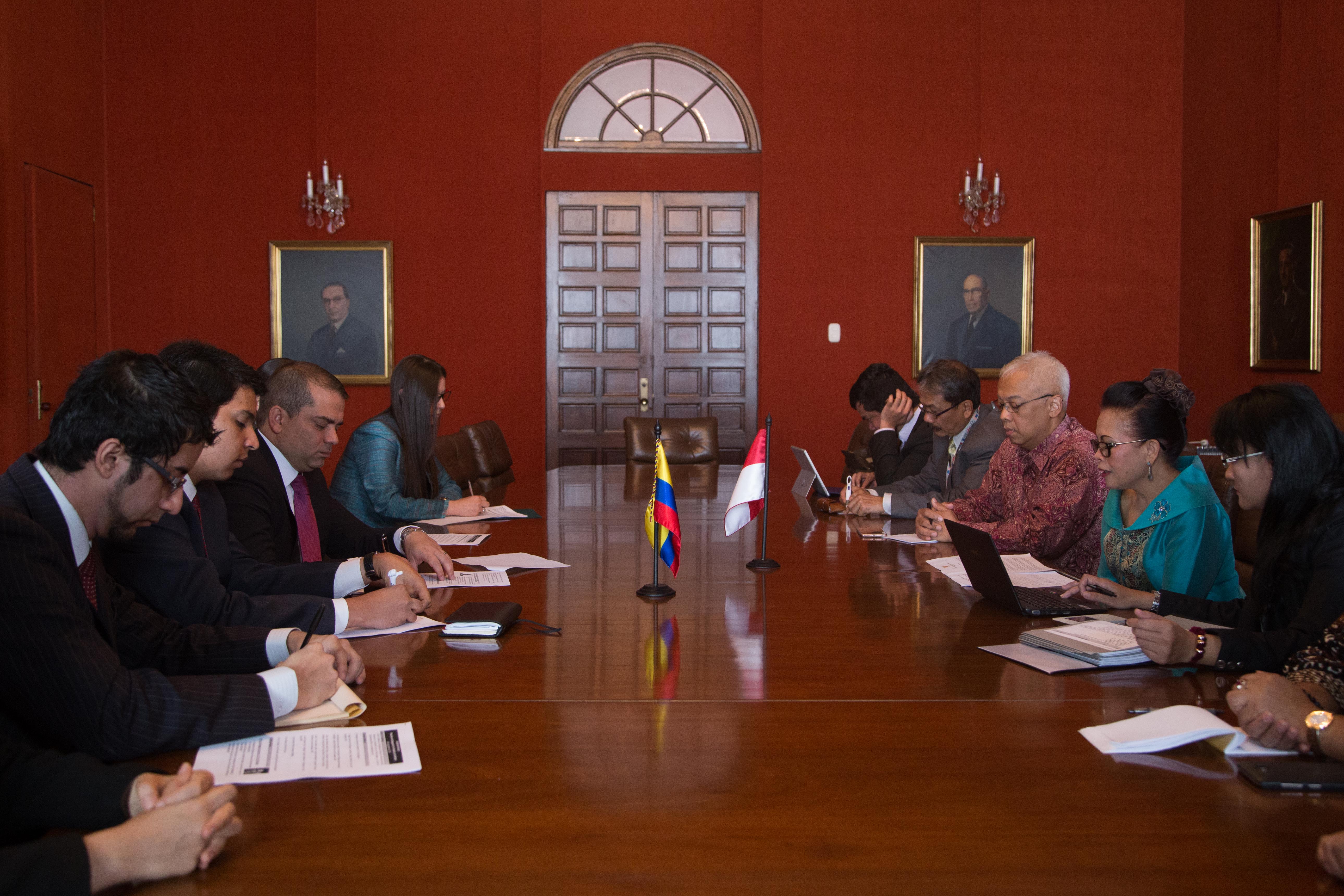 El Director de Asia, África y Oceanía del Ministerio de Relaciones Exteriores, Alfredo Ramos, sostuvo una reunión de trabajo con una delegación de la República de  Indonesia liderada por su Embajadora en Bogotá, Trie Edi Mulyani, y el Director General Adjunto de Derecho y Cooperación de la Junta Nacional de Estupefacientes de este país, General Arief Wicaksono Sudiutomo
