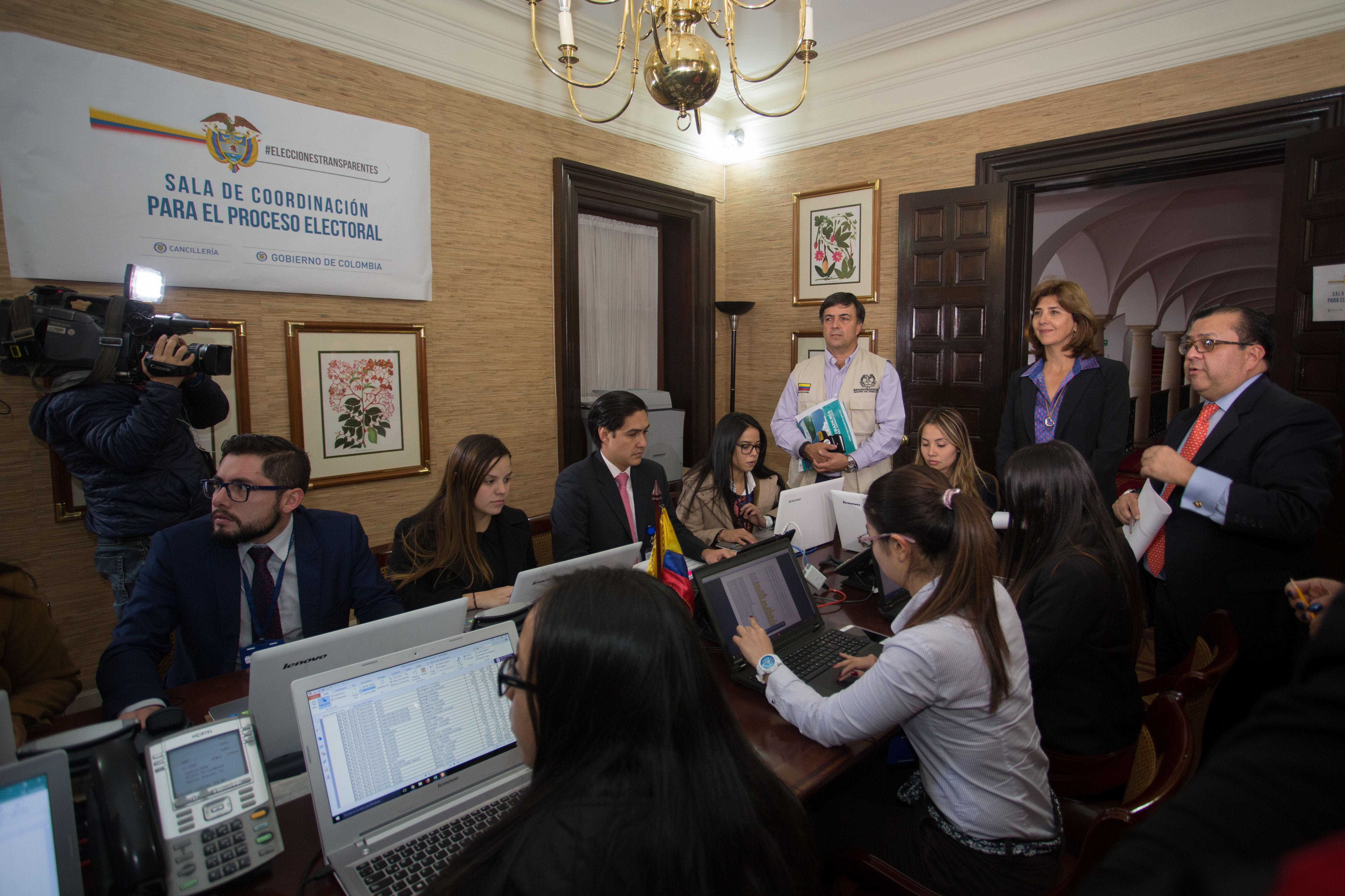 La Canciller Holguín y el Registrador Nacional, Juan Carlos Galindo, informaron que las elecciones al Congreso y consultas interpartidistas avanzan con normalidad en el exterior