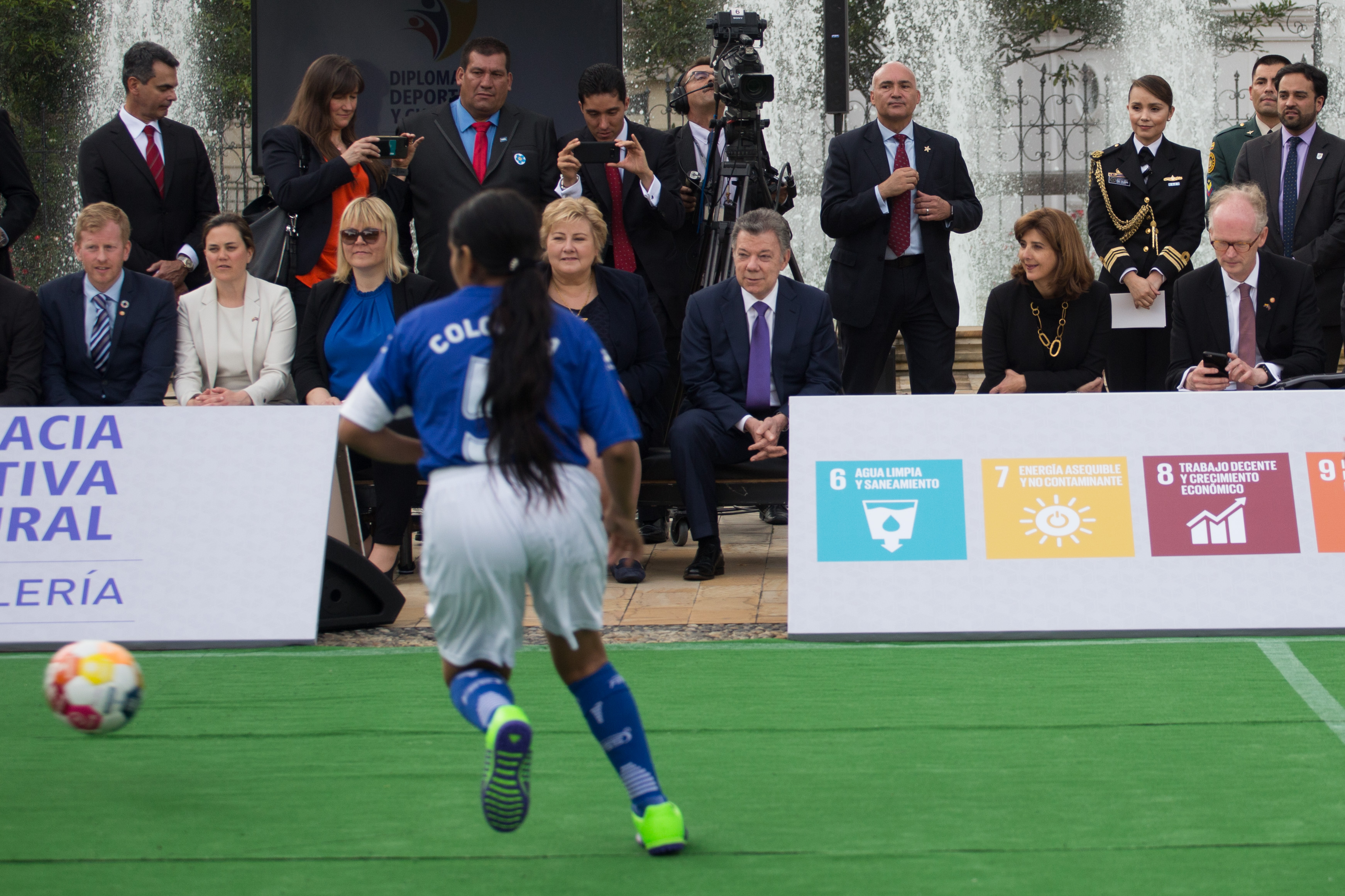 Primera Ministra de Noruega se reunió con 10 niños beneficiarios de Diplomacia Deportiva para promover los Objetivos de Desarrollo Sostenible a través del deporte