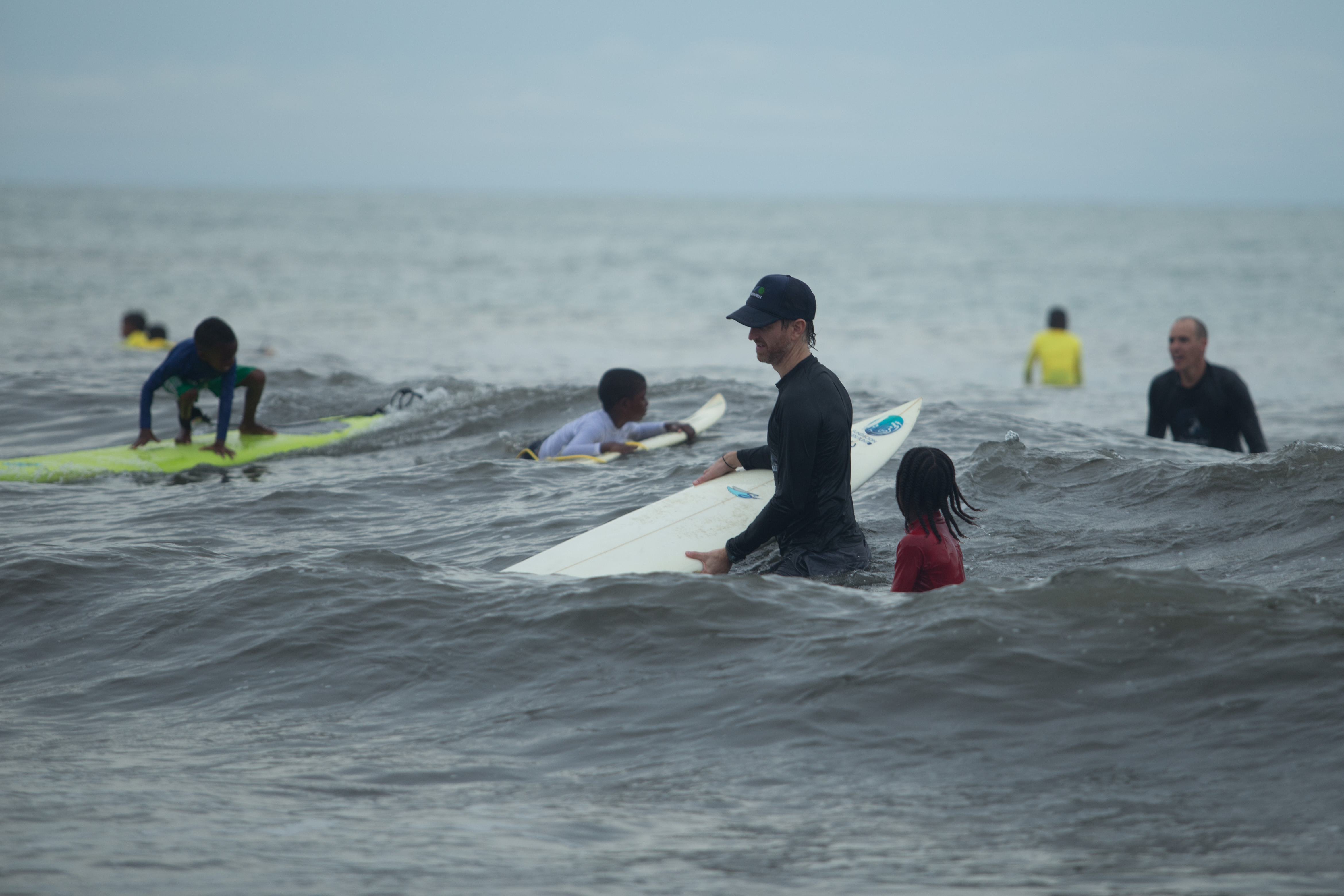 Cancillería, niños, niñas y adolescentes de la Costa Pacífica del Chocó, surfean para la paz