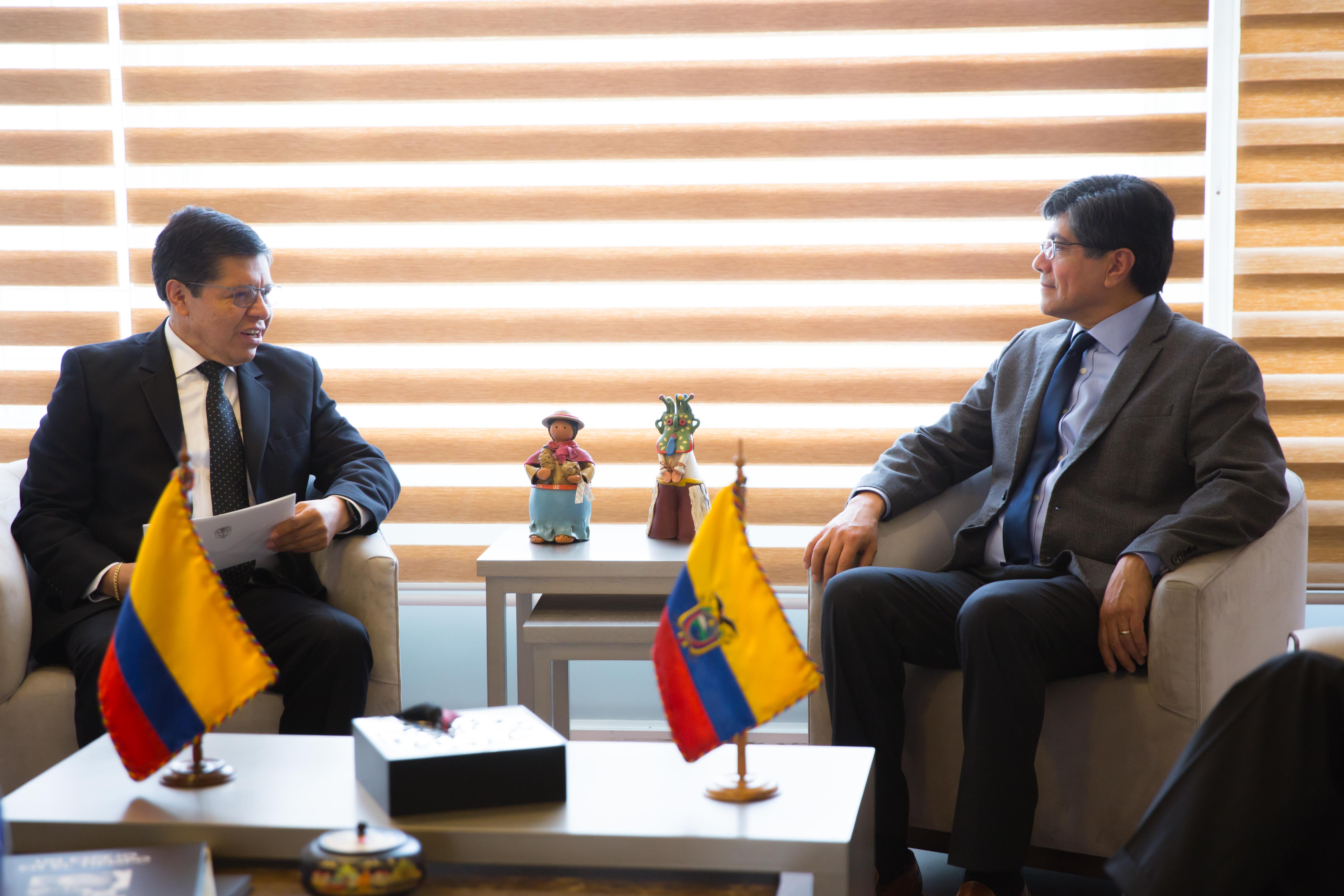 Embajador Manuel Enríquez Rosero presentó copia de cartas credenciales ante el Canciller de Ecuador, José Valencia Amores