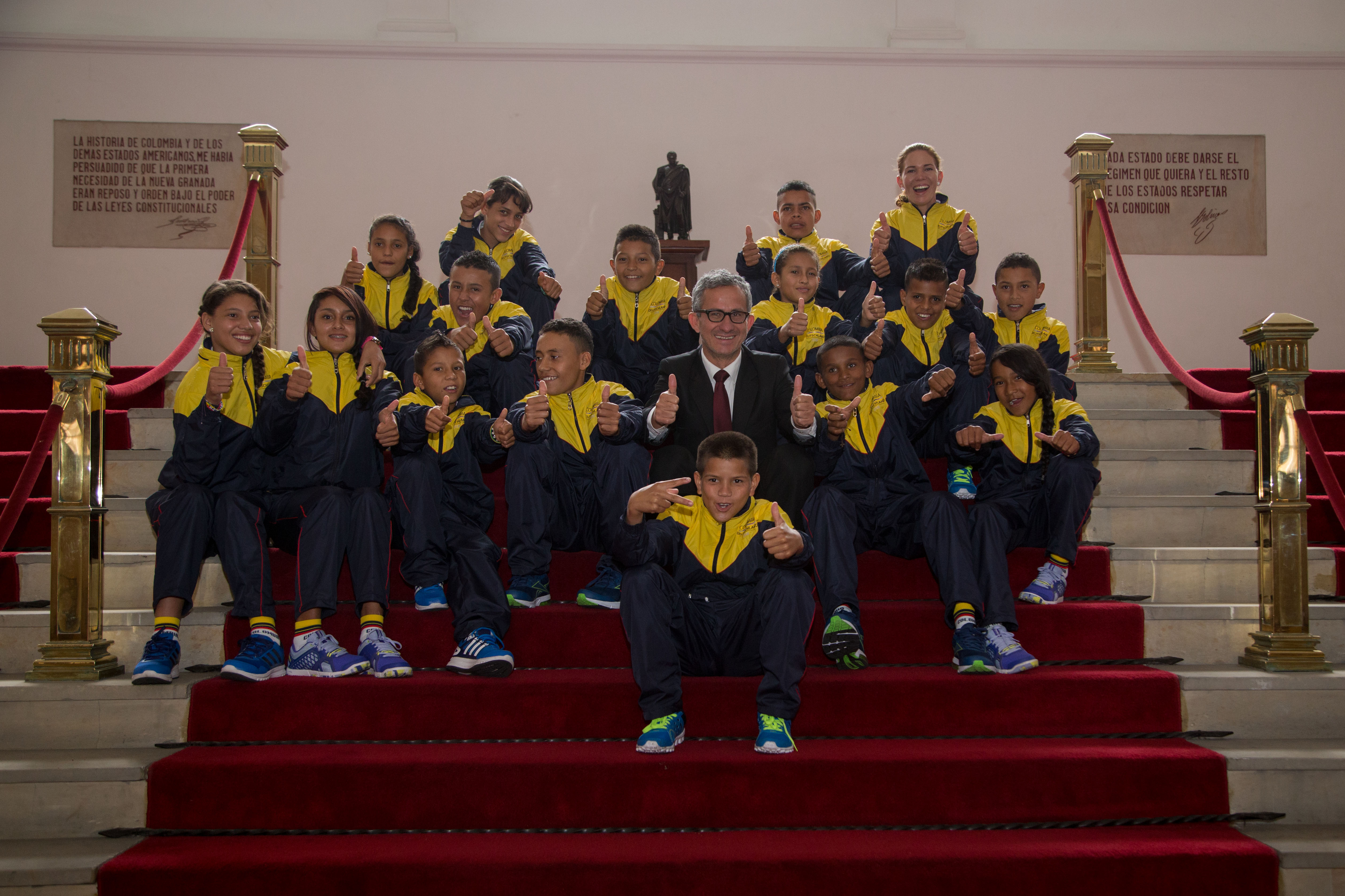 Jóvenes de El Orejón y Pueblo Nuevo que viajan a Alemania en un intercambio deportivo hicieron escala en el Palacio de San Carlos