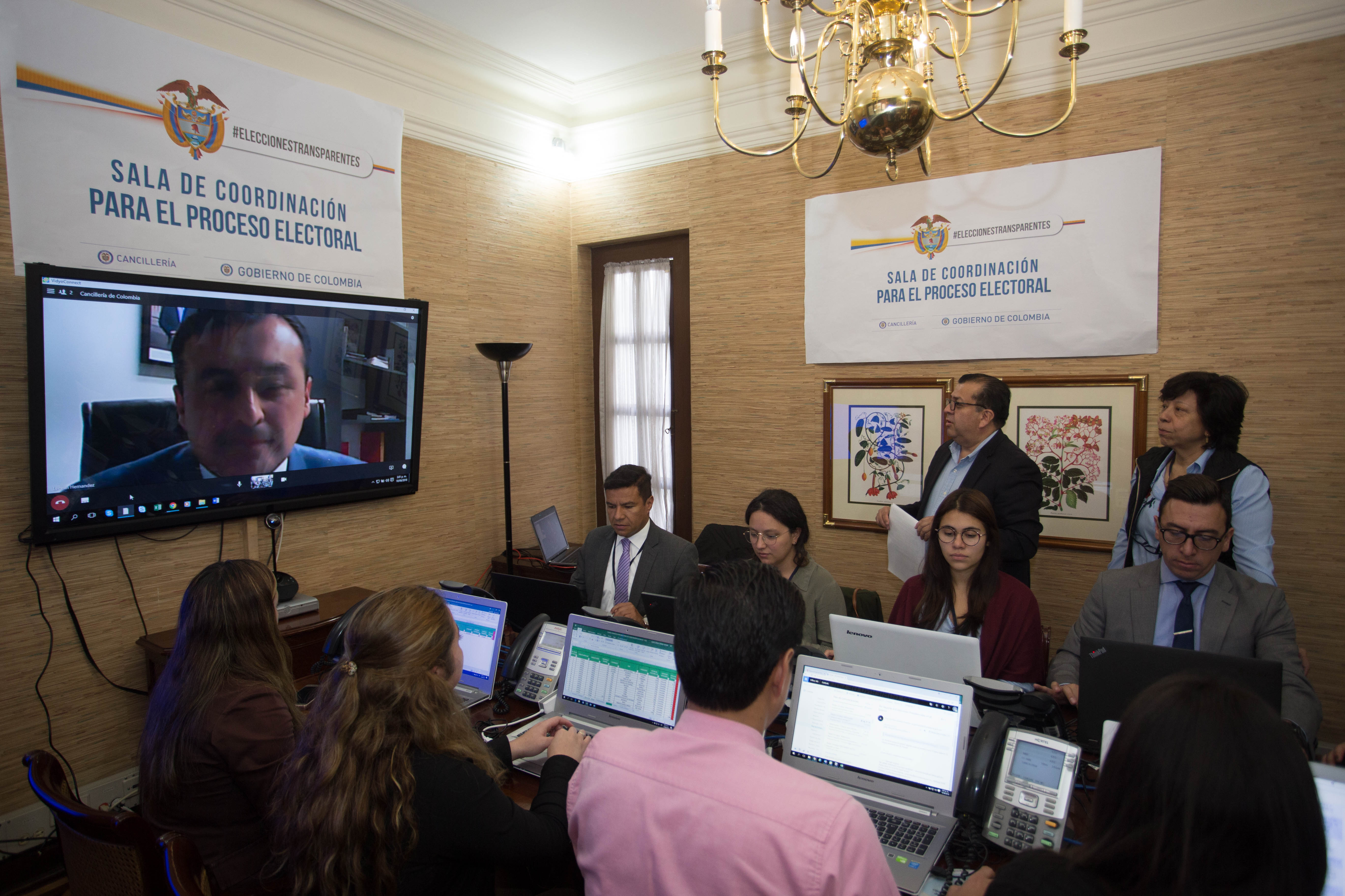 Cancillería monitorea las elecciones en el exterior desde la Sala de Coordinación para el Proceso Electoral instalada en Bogotá