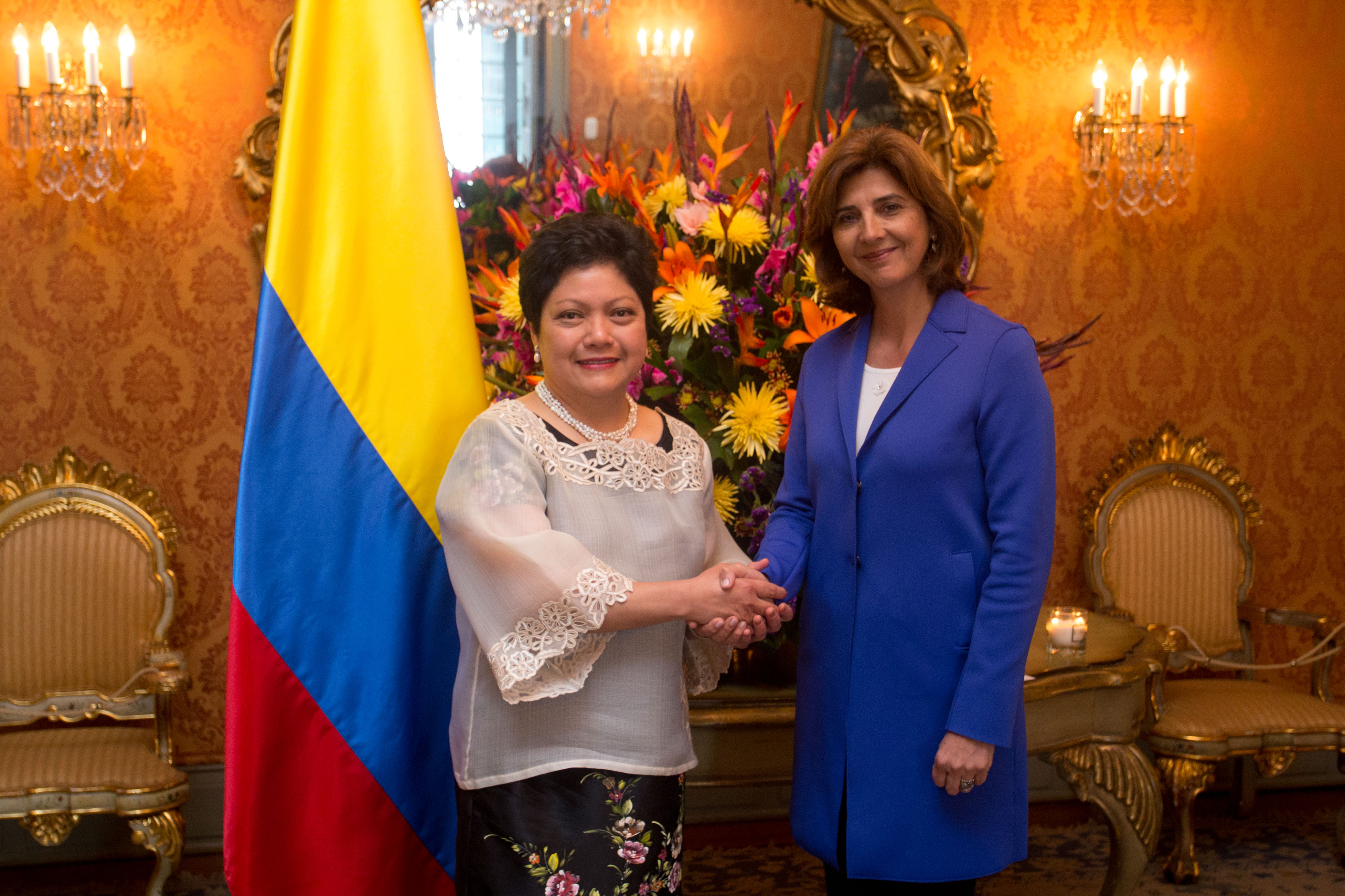 Embajadora de la República de Filipinas, concurrente para Colombia, presentó las copias de cartas credenciales a la Ministra María Ángela Holguín