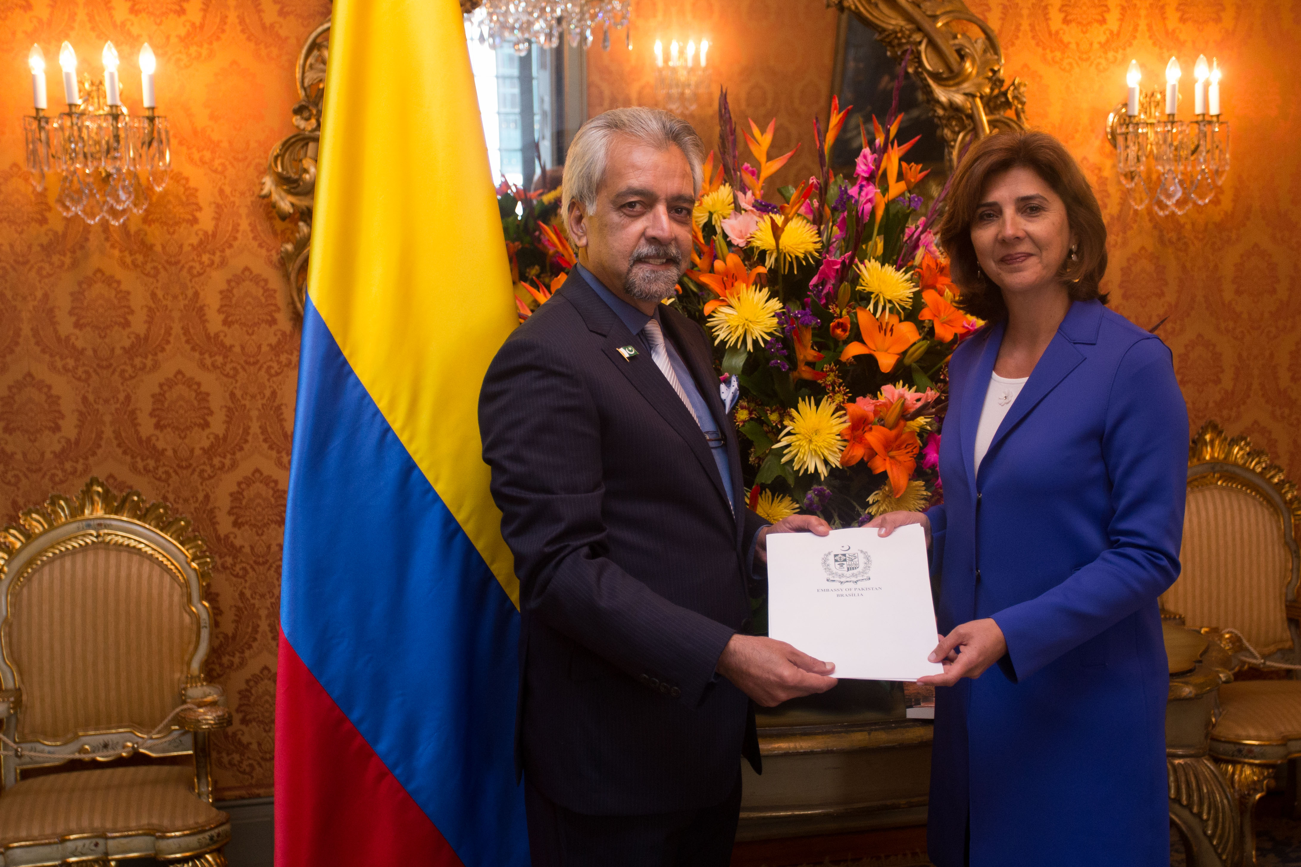 Embajador de Pakistán, concurrente para Colombia, presentó copias de cartas credenciales a la Canciller Holguín