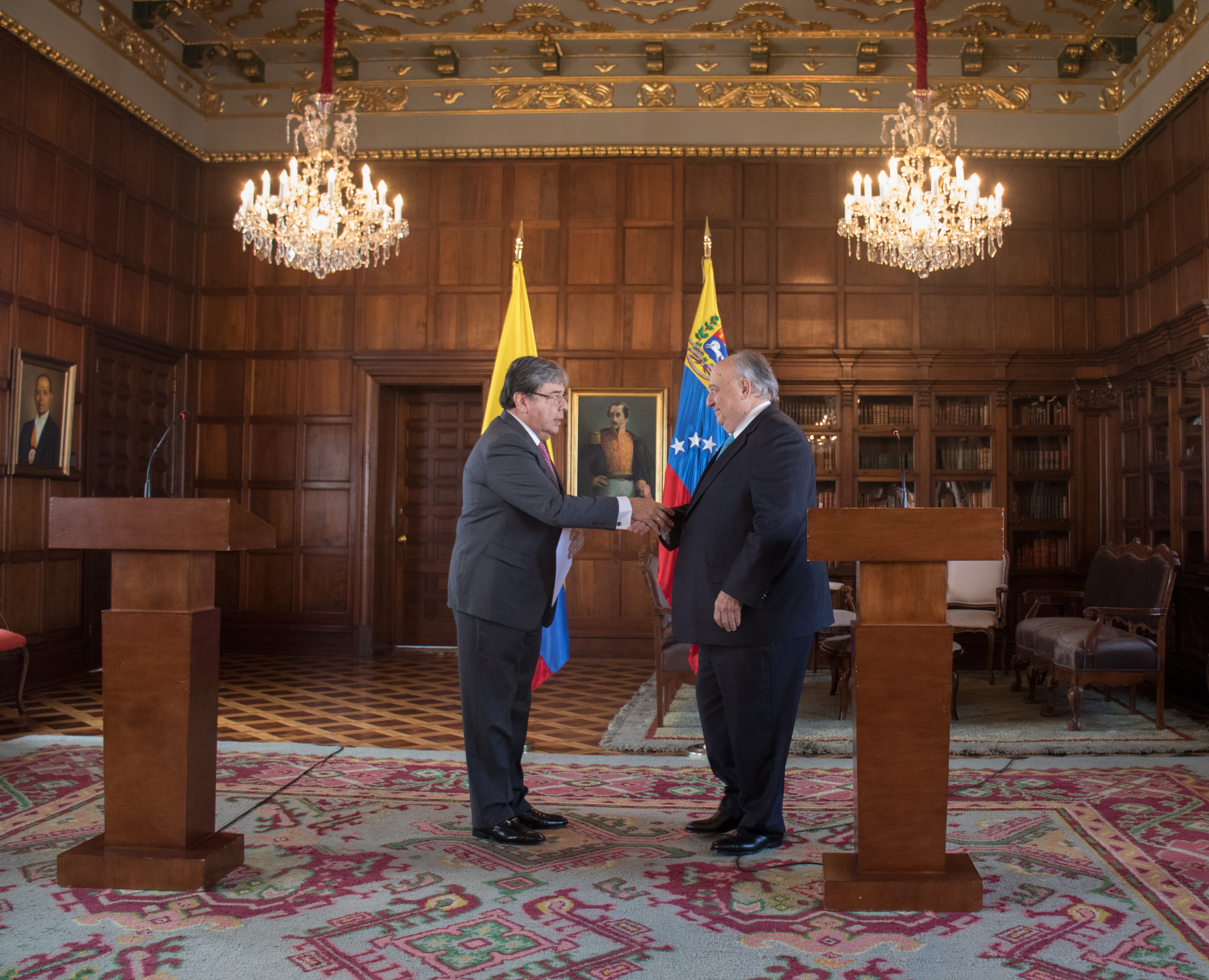 "Para mí es muy grato, en nombre del Presidente Iván Duque, recibir de manos del Embajador Humberto Calderón Berti, las copias de cartas credenciales que lo acreditan como Embajador de Venezuela en Colombia": Canciller Trujillo