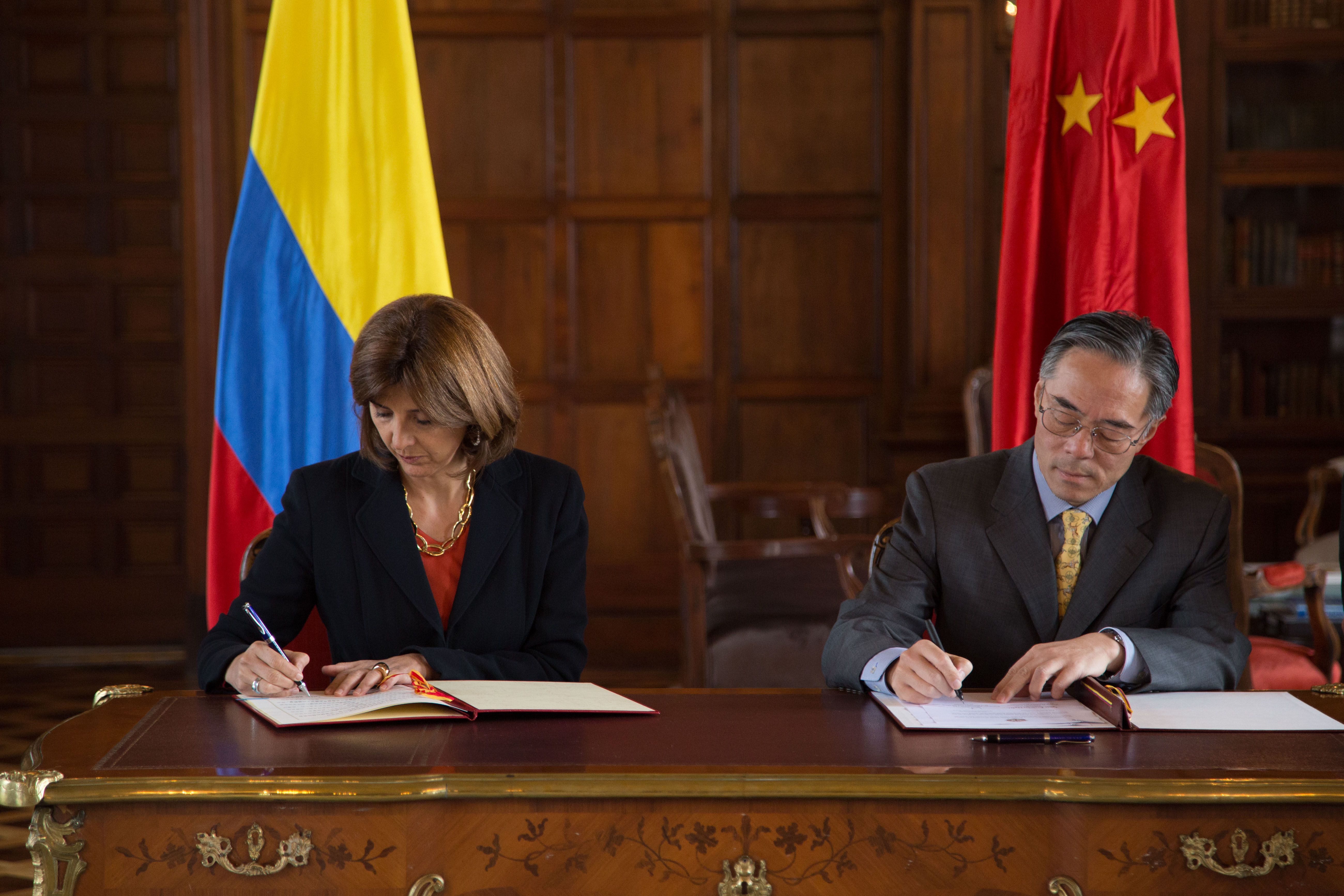 La Ministra de Relaciones Exteriores María Ángela Holguín Cuéllar y el Embajador de China en Colombia Wang Xiaoyan