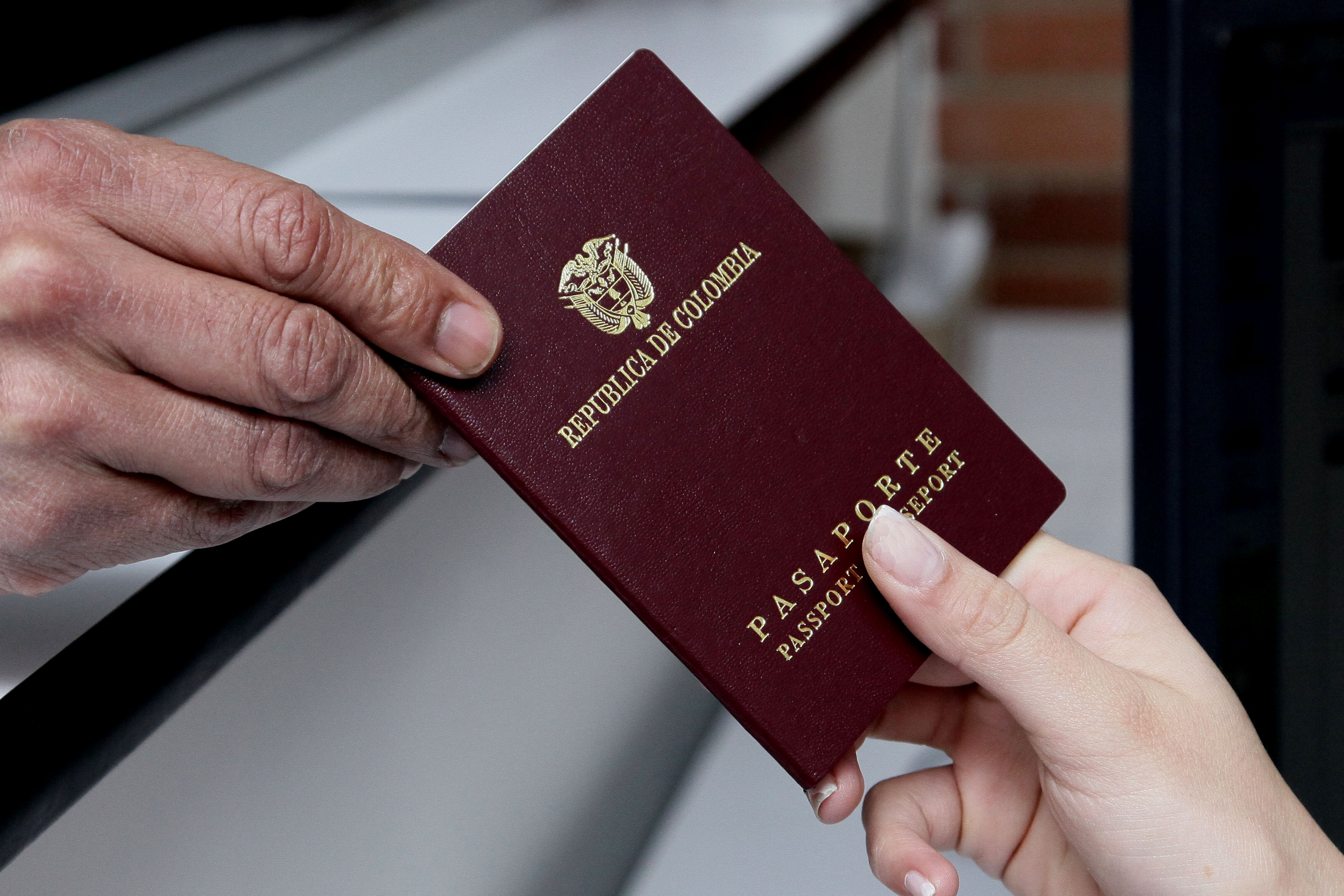 Connacionales que vivan en el exterior y viajen a Colombia deben tener pasaporte colombiano