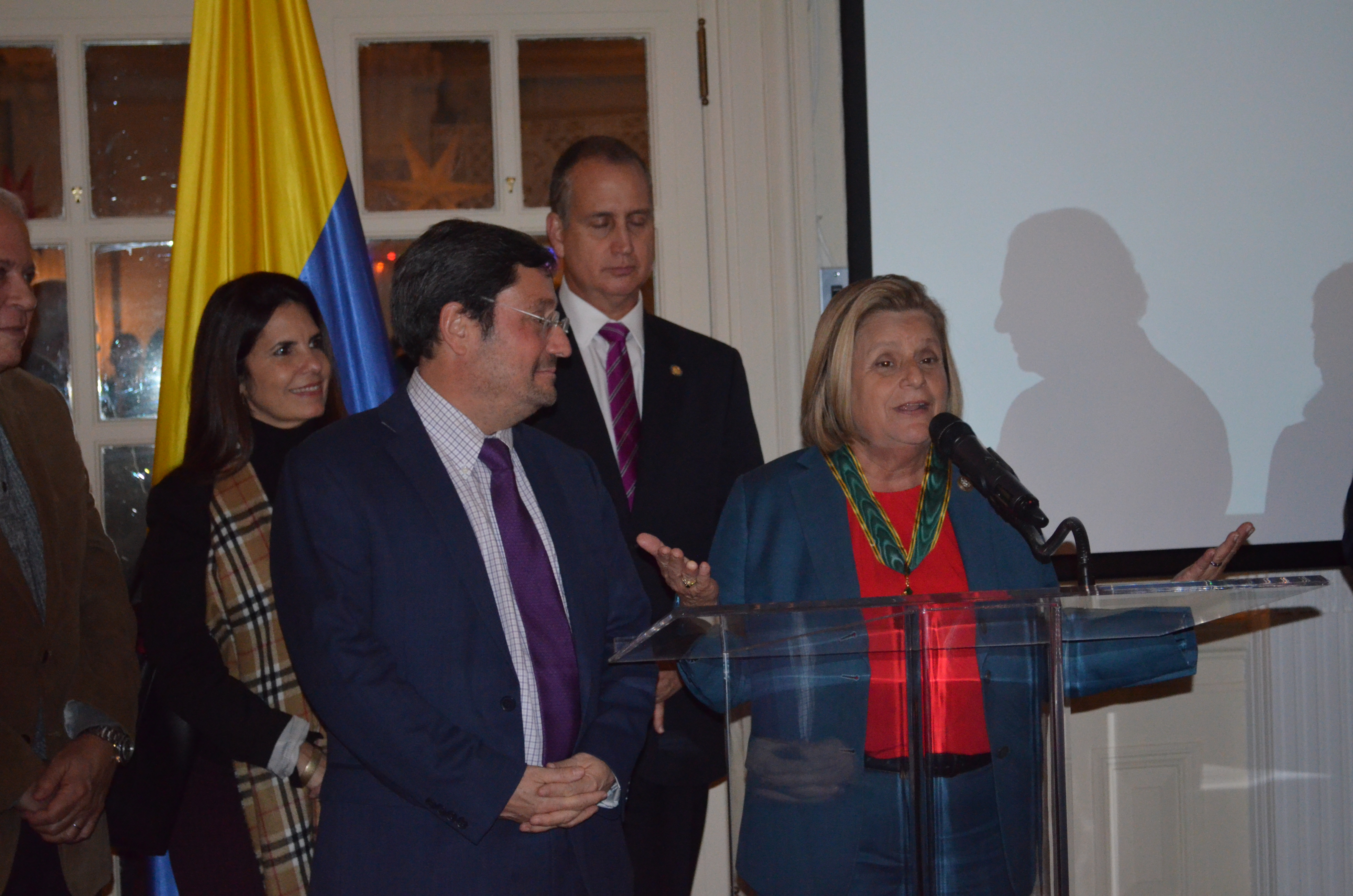 Embajador Francisco Santos impuso la Orden de San Carlos a Ileana Ros-Lehtinen, Representante a la Cámara de Estados Unidos