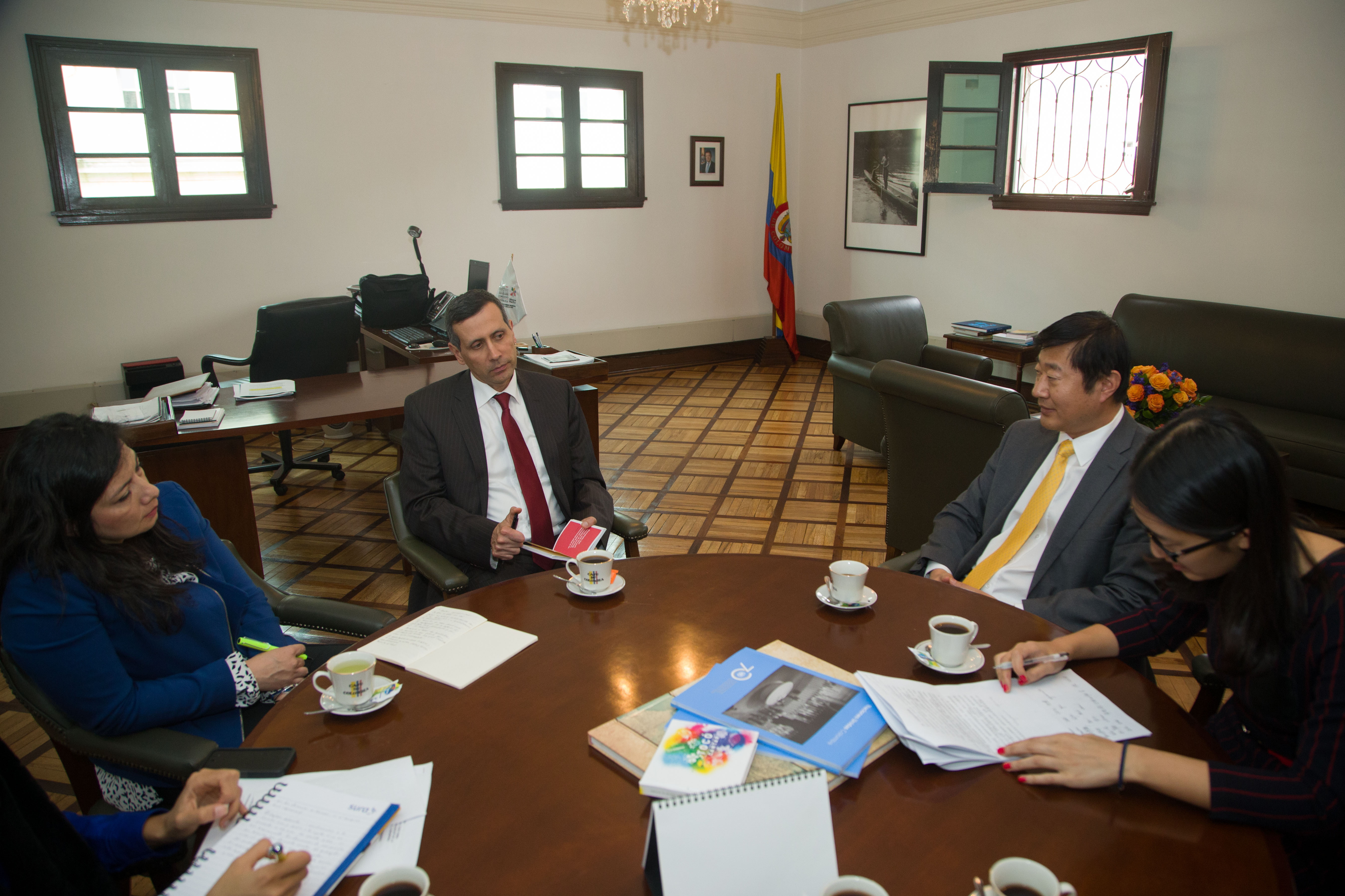 Cooperación de China para el posconflicto, tema de la reunión entre el Viceministro de Asuntos Multilaterales y el Embajador de China en Colombia