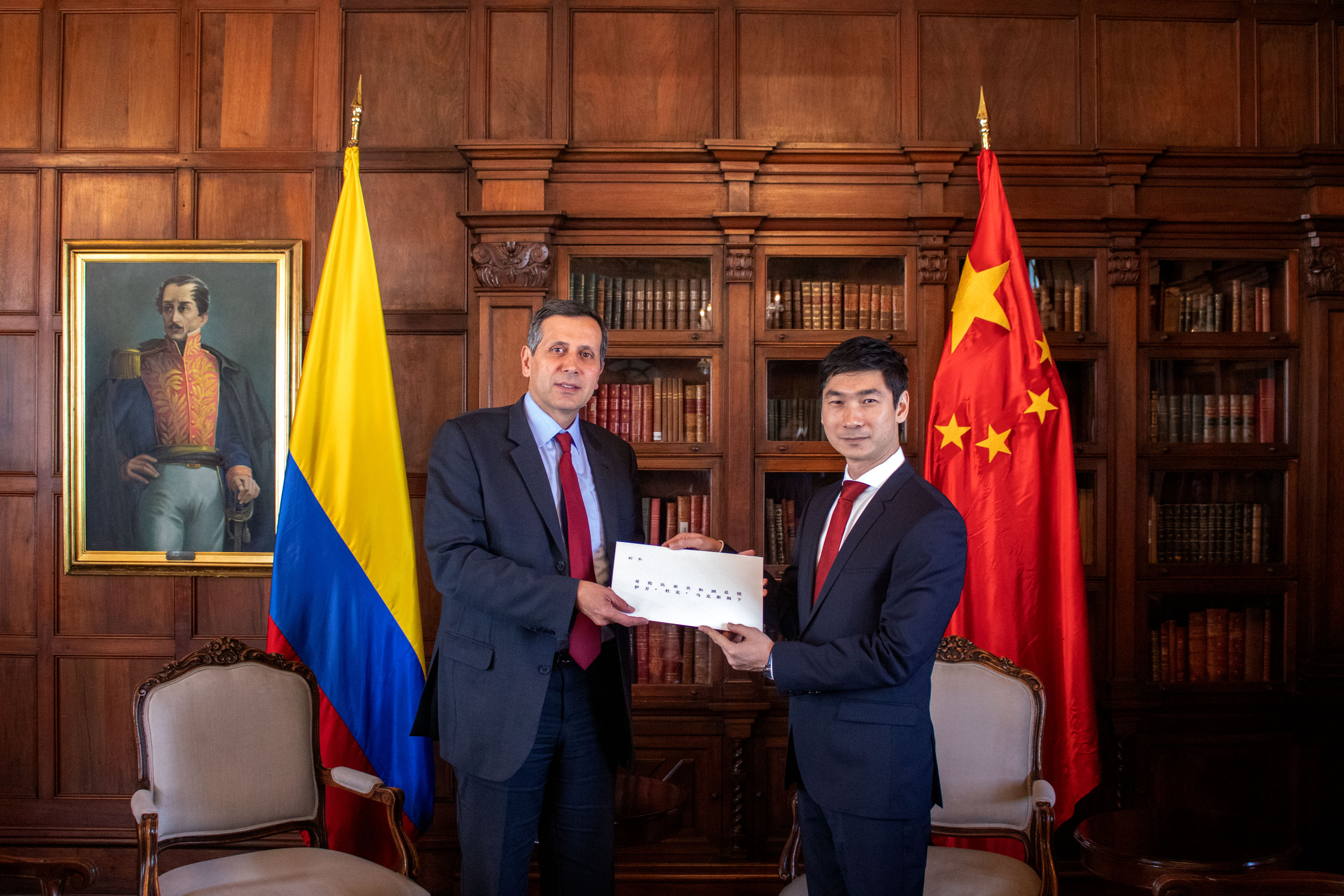 En 40 años de relaciones diplomáticas, Viceministro de Relaciones Exteriores recibió copia de cartas credenciales del Embajador de la República Popular China