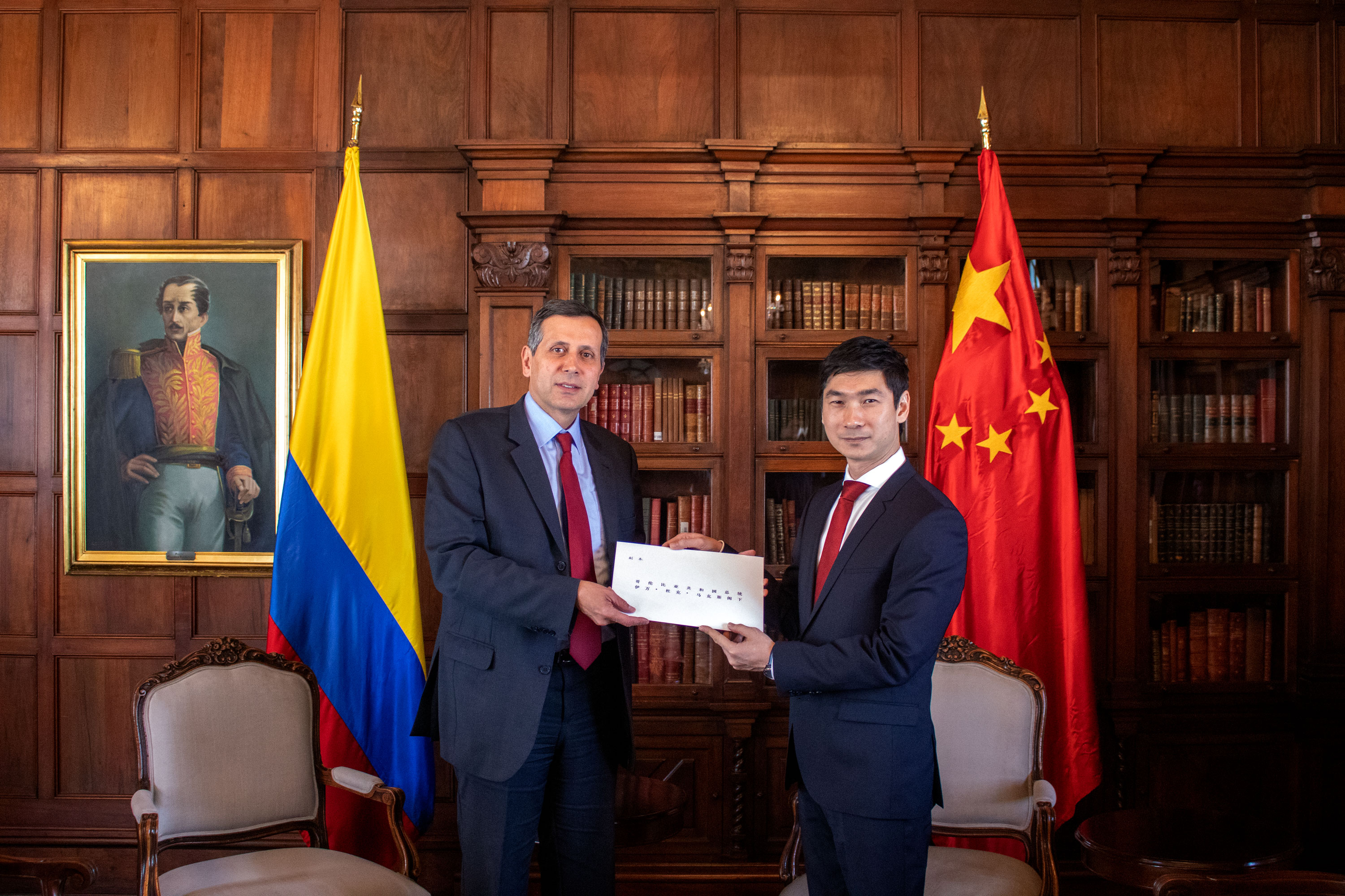 En 40 años de relaciones diplomáticas, Viceministro de Relaciones Exteriores recibió copia de cartas credenciales del Embajador de la República Popular China