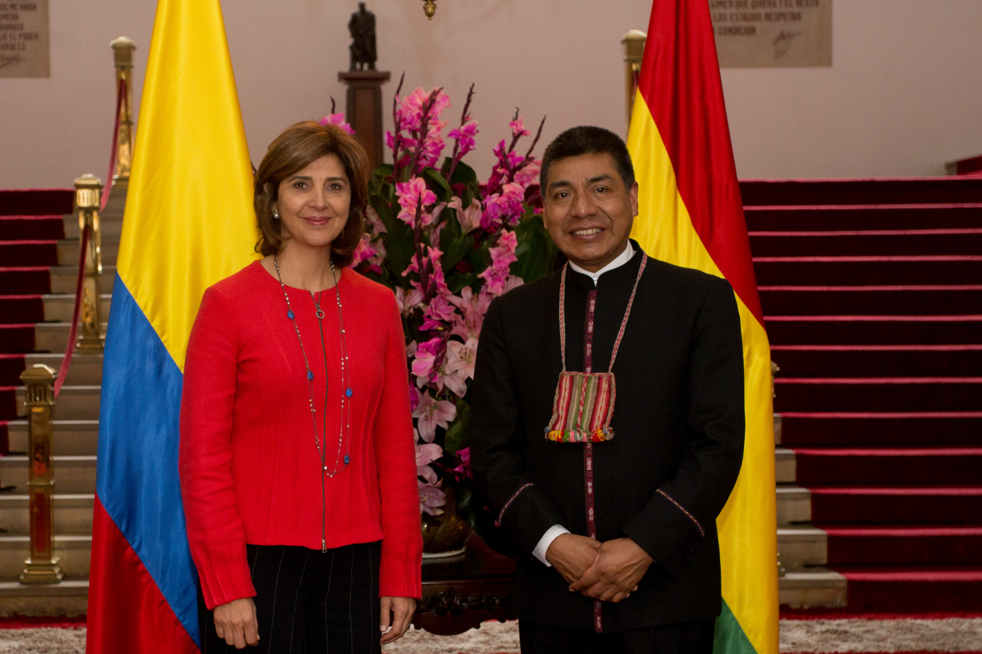 Bogotá (oct. 13/17). La Canciller María Ángela Holguín sostuvo un encuentro con su homólogo del Estado Plurinacional de Bolivia, Fernando Huanacuni Mamani. La agenda de los cancilleres incluyó temas bilaterales y regionales. Los ministros revisaron el estado de la cooperación técnica en materia educativa, cultural y deportiva, así como en agricultura y minería. Otros temas fueron comercio, seguridad, diplomacia social, apostilla y otros asuntos consulares y migratorios.