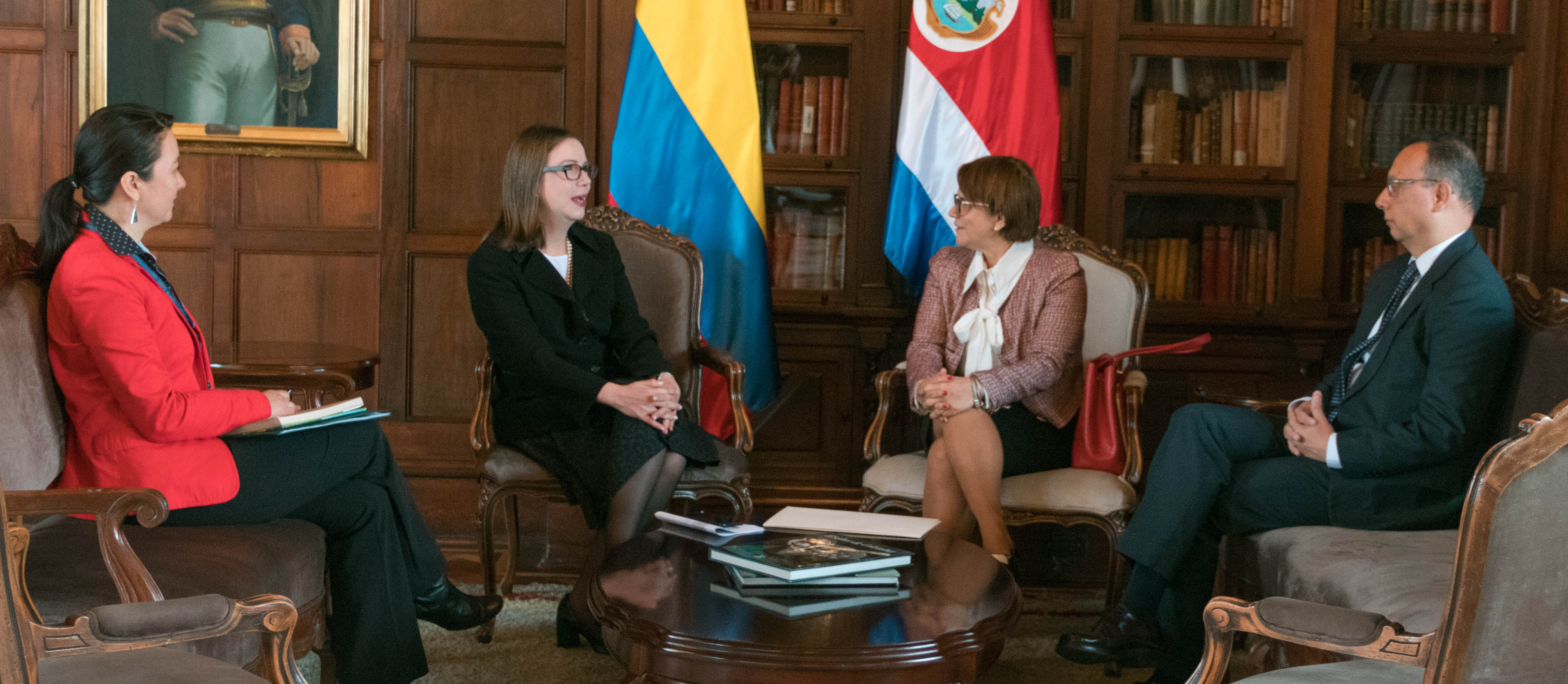 La Embajadora de Costa Rica en Colombia presentó copias de cartas credenciales a la Canciller encargada