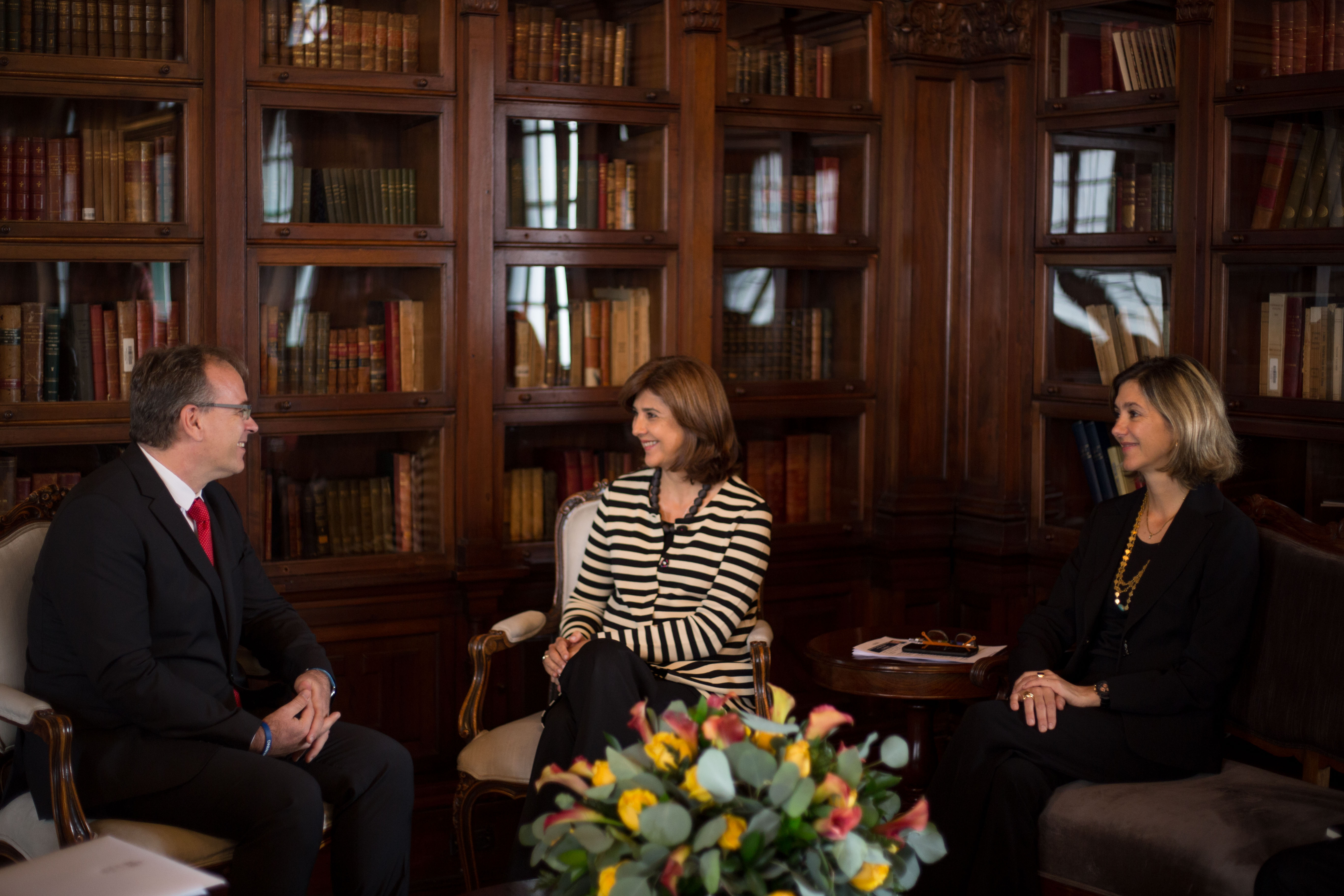 Ministra de Relaciones Exteriores María Ángela Holguín recibió las copias de las Cartas Credenciales del Embajador de Hungría en Colombia, Lórand Endreffy  