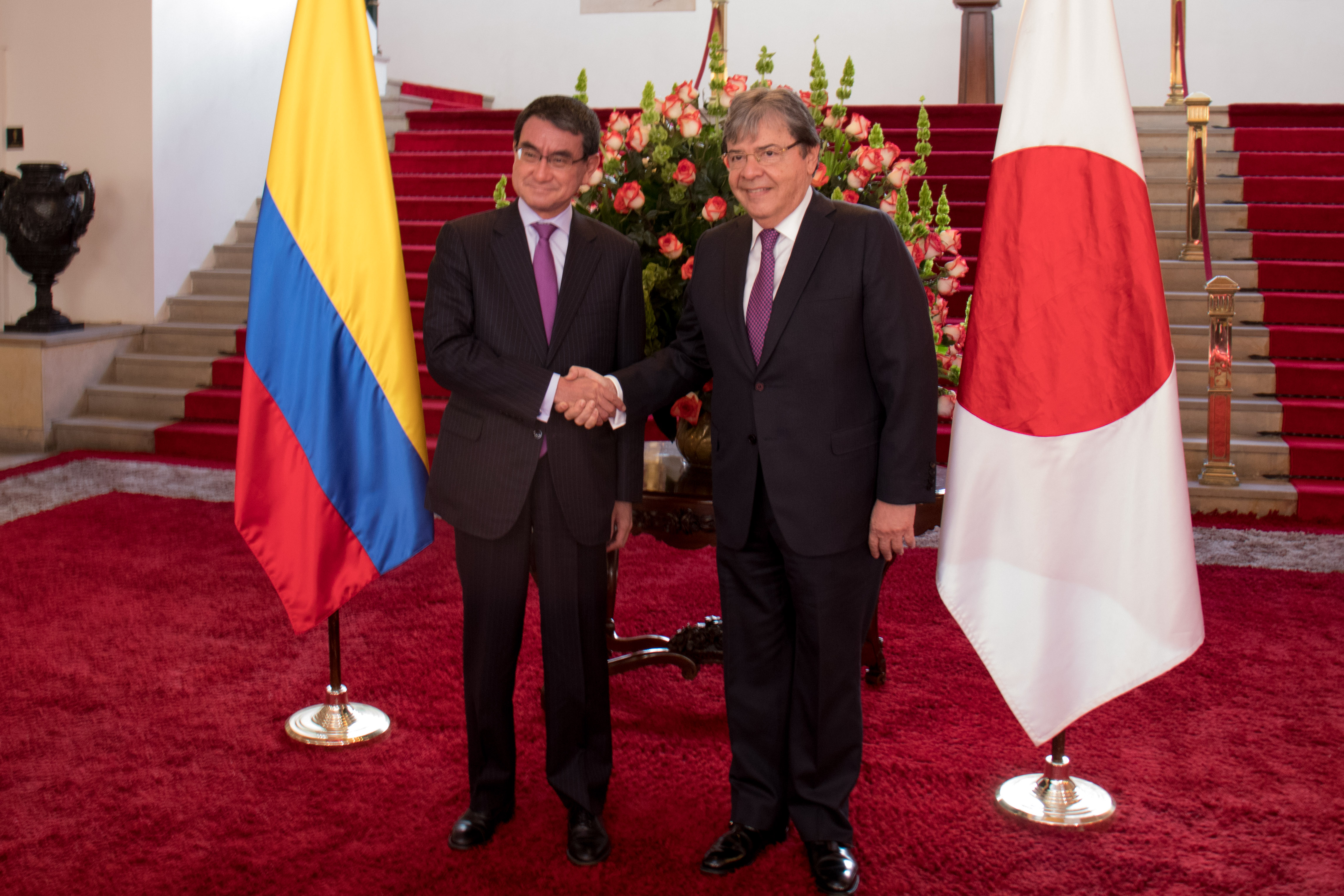 Foto oficial: Canciller Trujillo recibió a su homólogo japonés en el Palacio de San Carlos