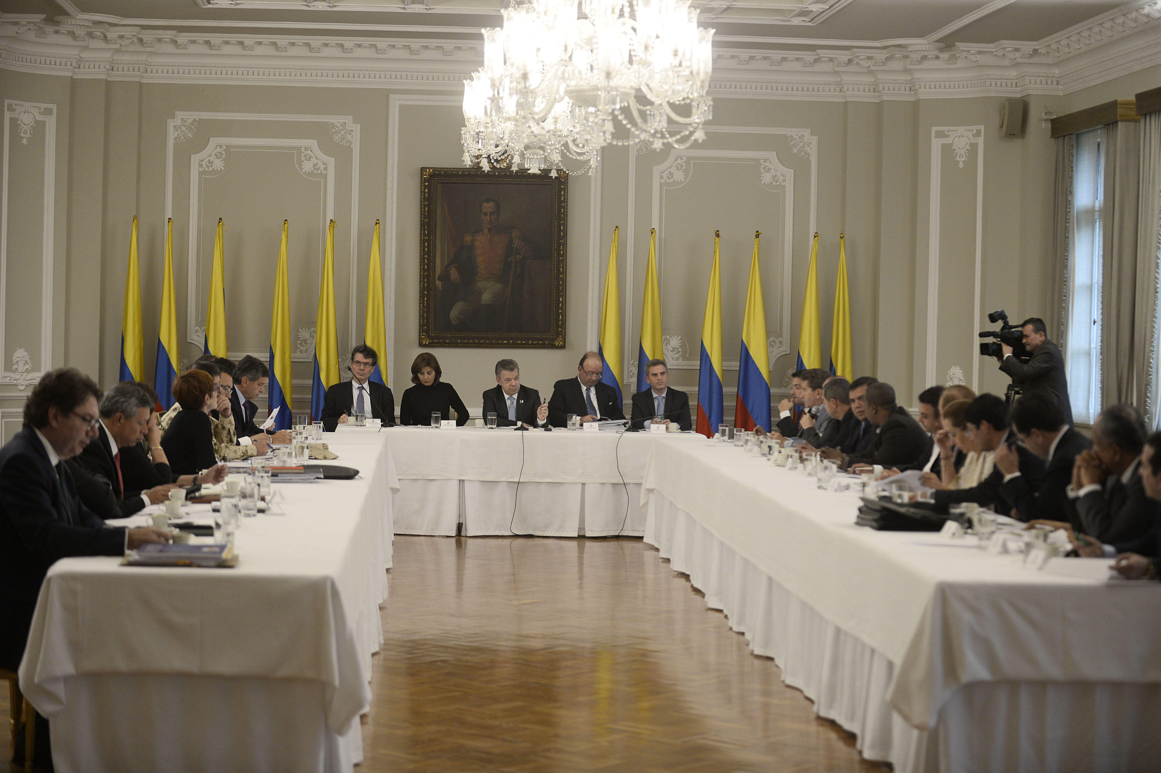 El Jefe del Estado, en compañía de la Canciller Holguín y otros ministros y consejeros presidenciales, sostuvo un encuentro con los gobernadores de zonas que tienen zonas veredales