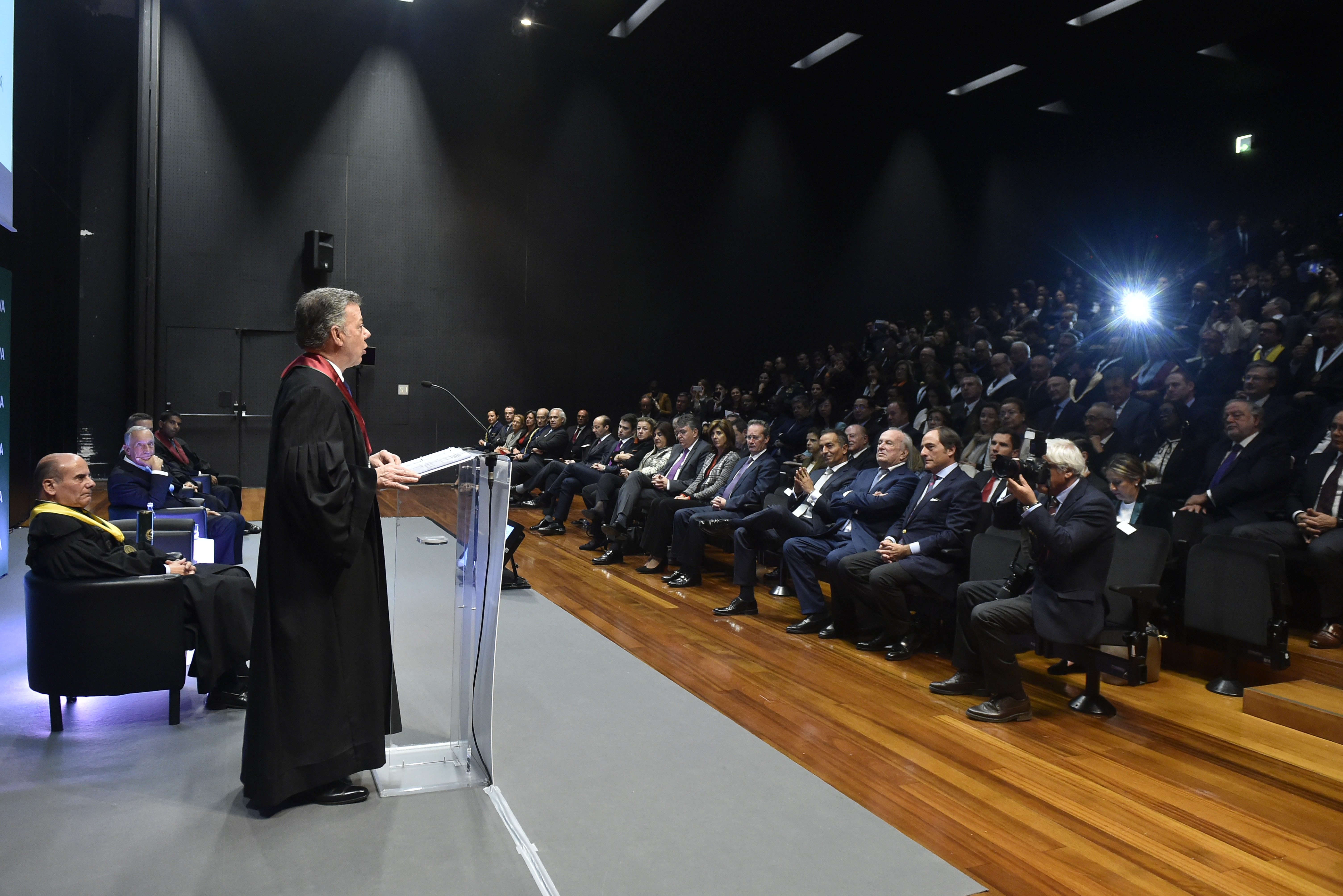Ministra Holguín acompañó al Presidente Santos en la entrega del Doctorado Honoris Causa por parte de la Universidad Nova.