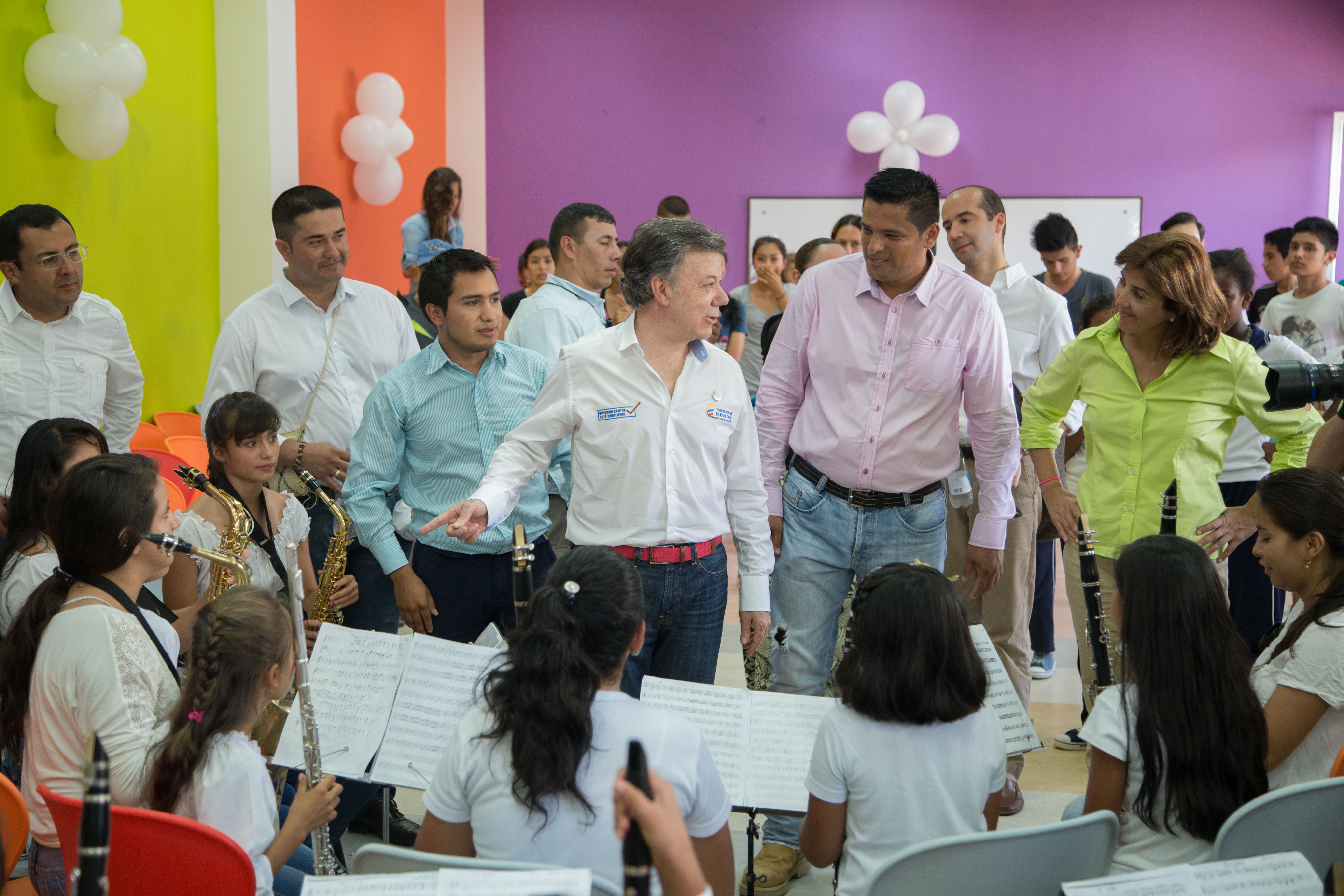 Con música recibieron los niños de Cubará al Presidente Santos a su llegada a la Casa Lúdica construida por la Cancillería 