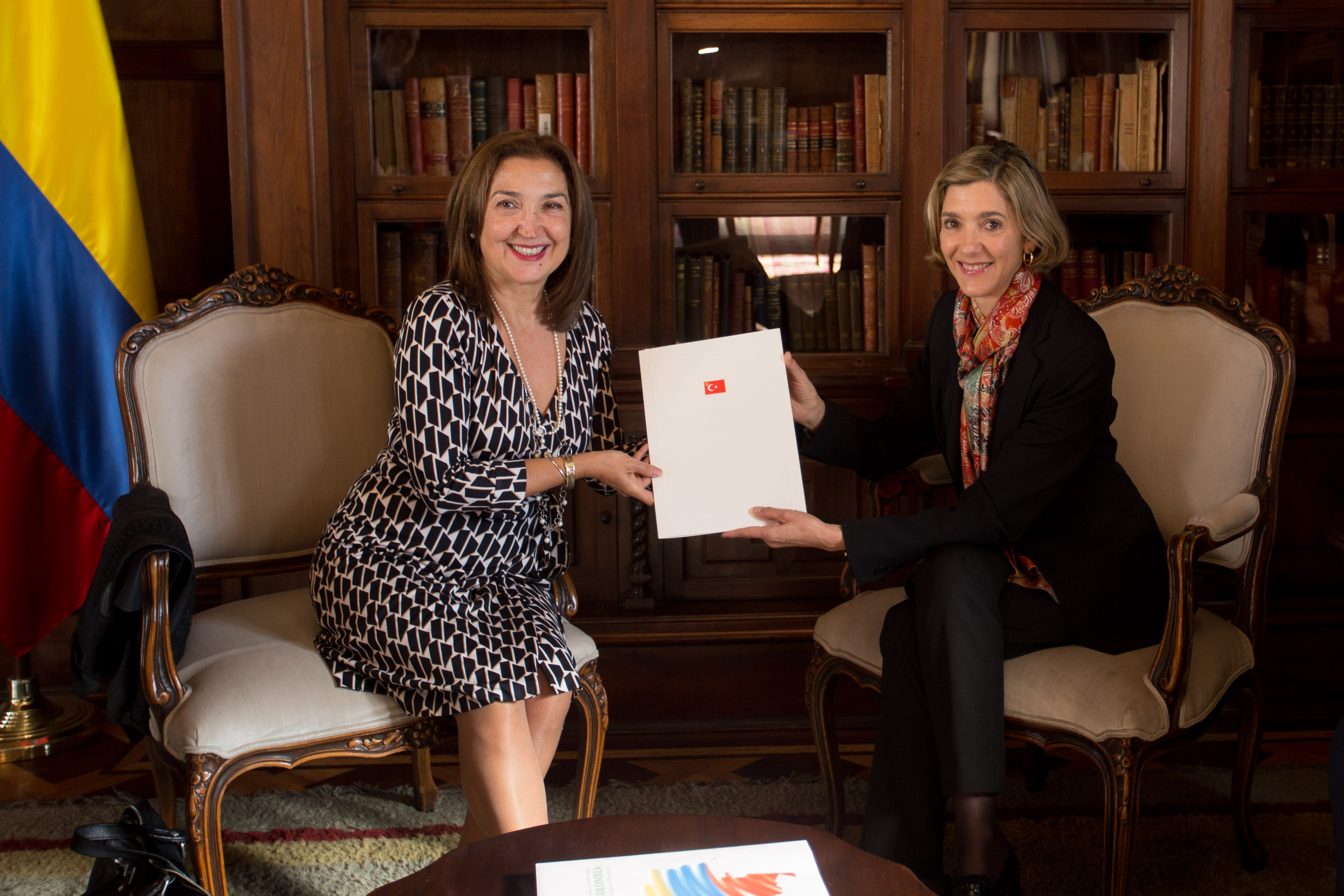 Embajadora de Turquía en Colombia presentó las cartas credenciales a la Viceministra Patti Londoño 