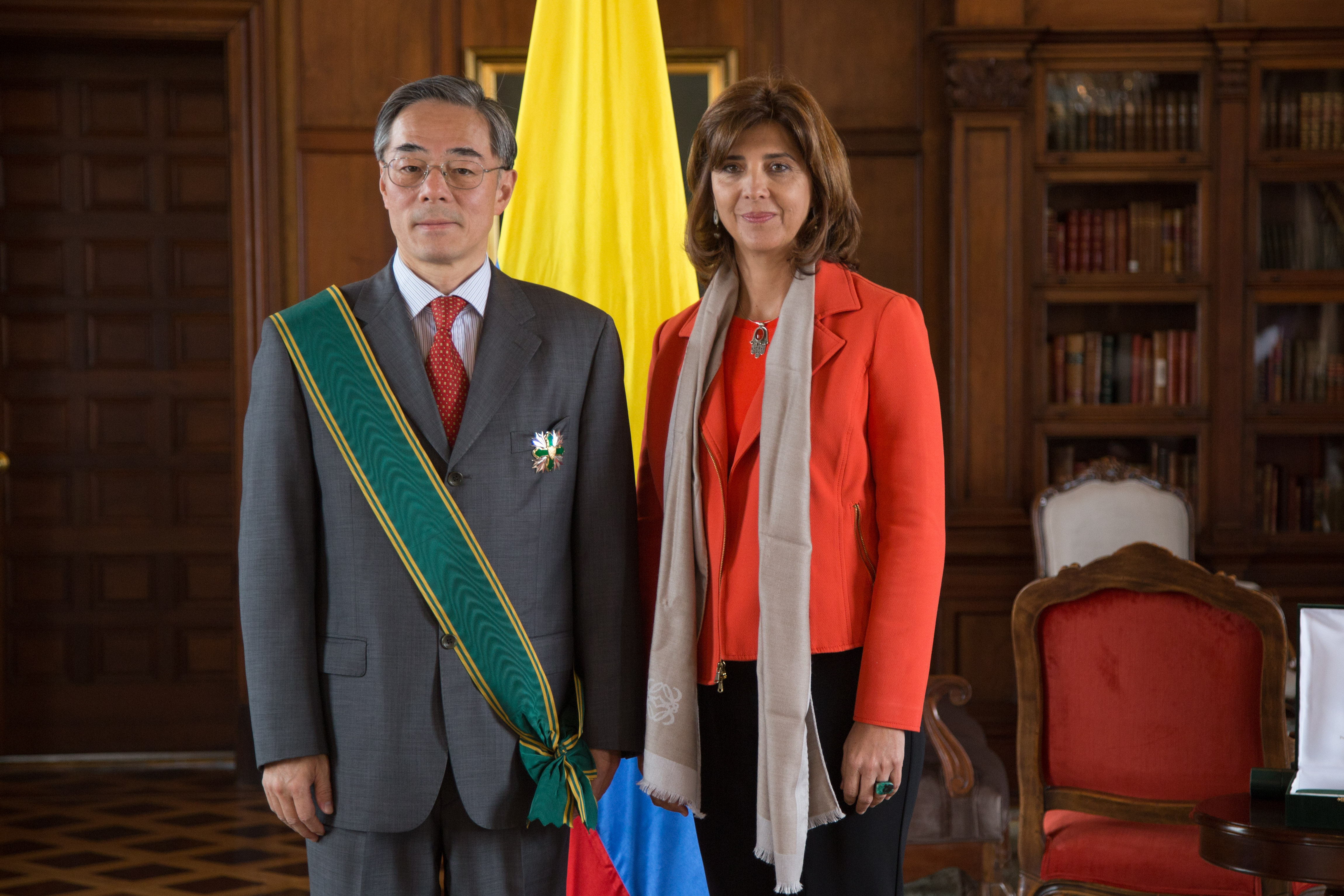 Canciller Holguín condecoró al saliente Embajador de China en Colombia, Wang Xiaoyuan