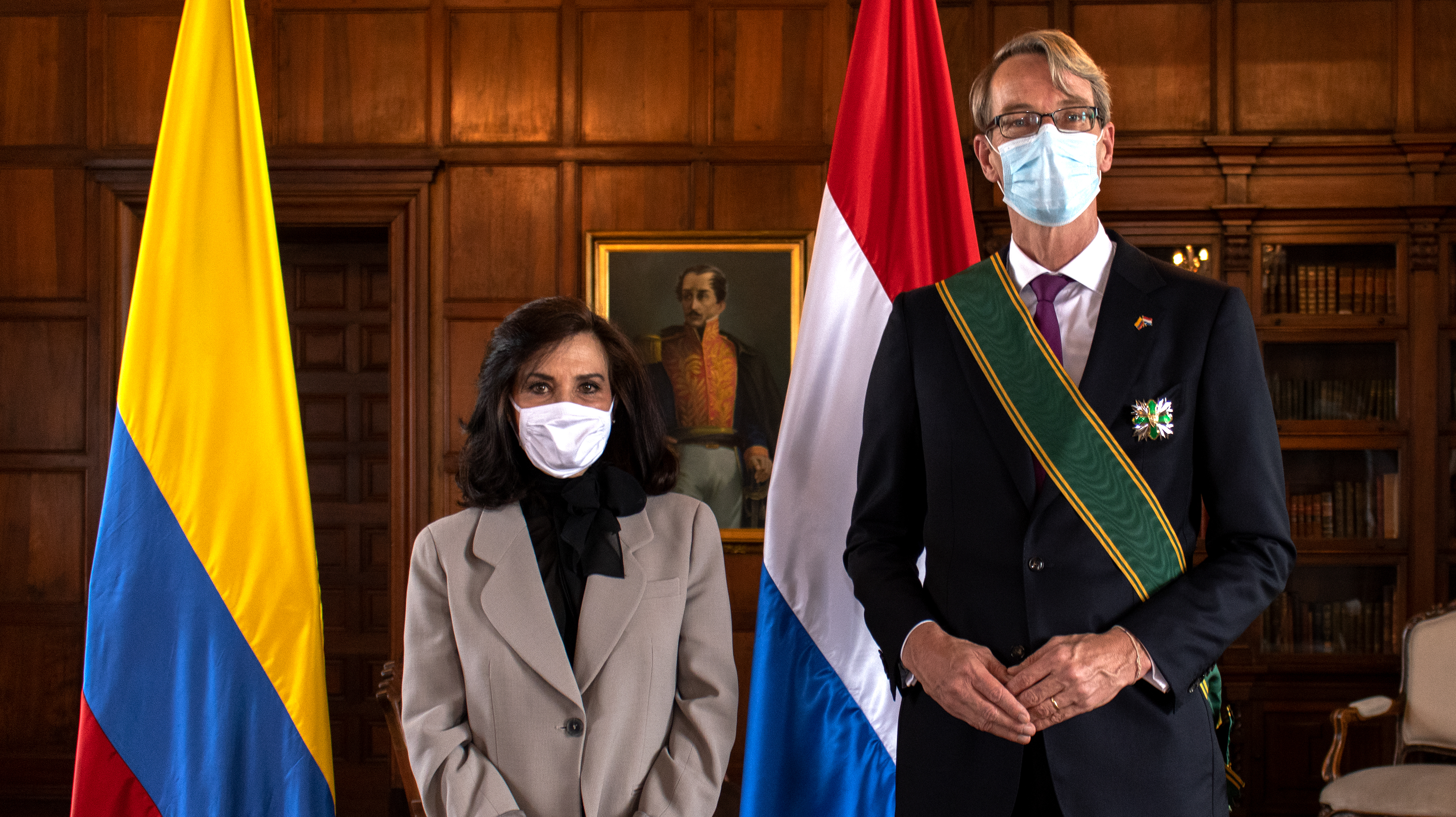 La Canciller Claudia Blum condecoró con la Orden de San Carlos al Embajador del Reino de los Países Bajos en Colombia