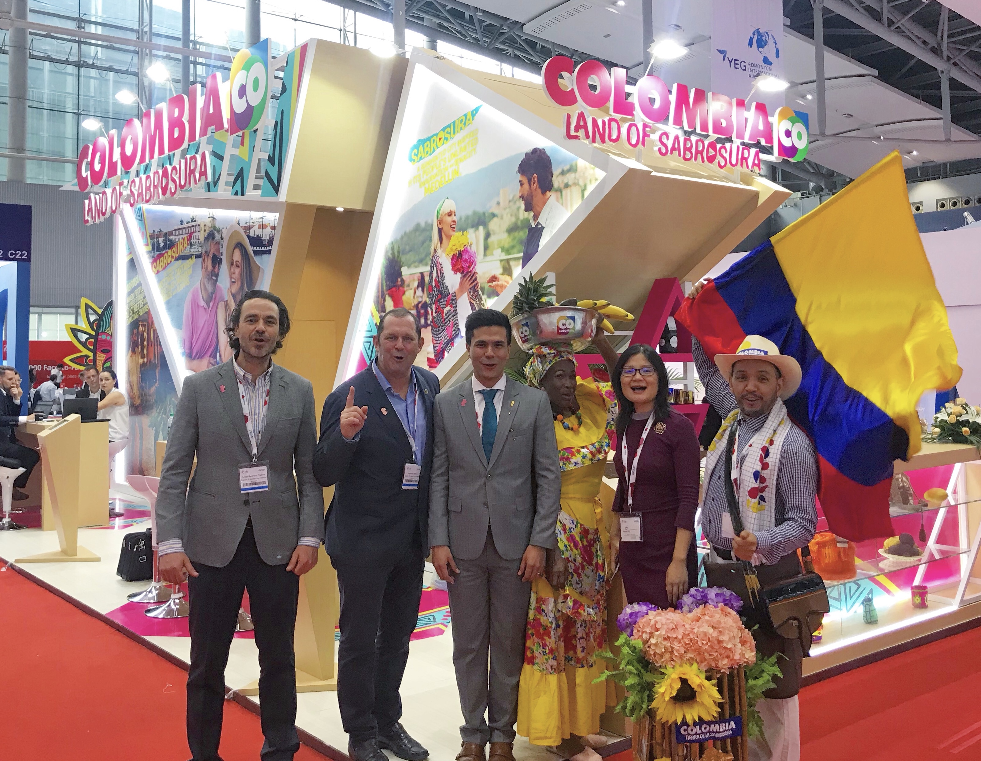 Cónsul General en Guangzhou visitó el estand de Colombia en la feria World Routes 2018