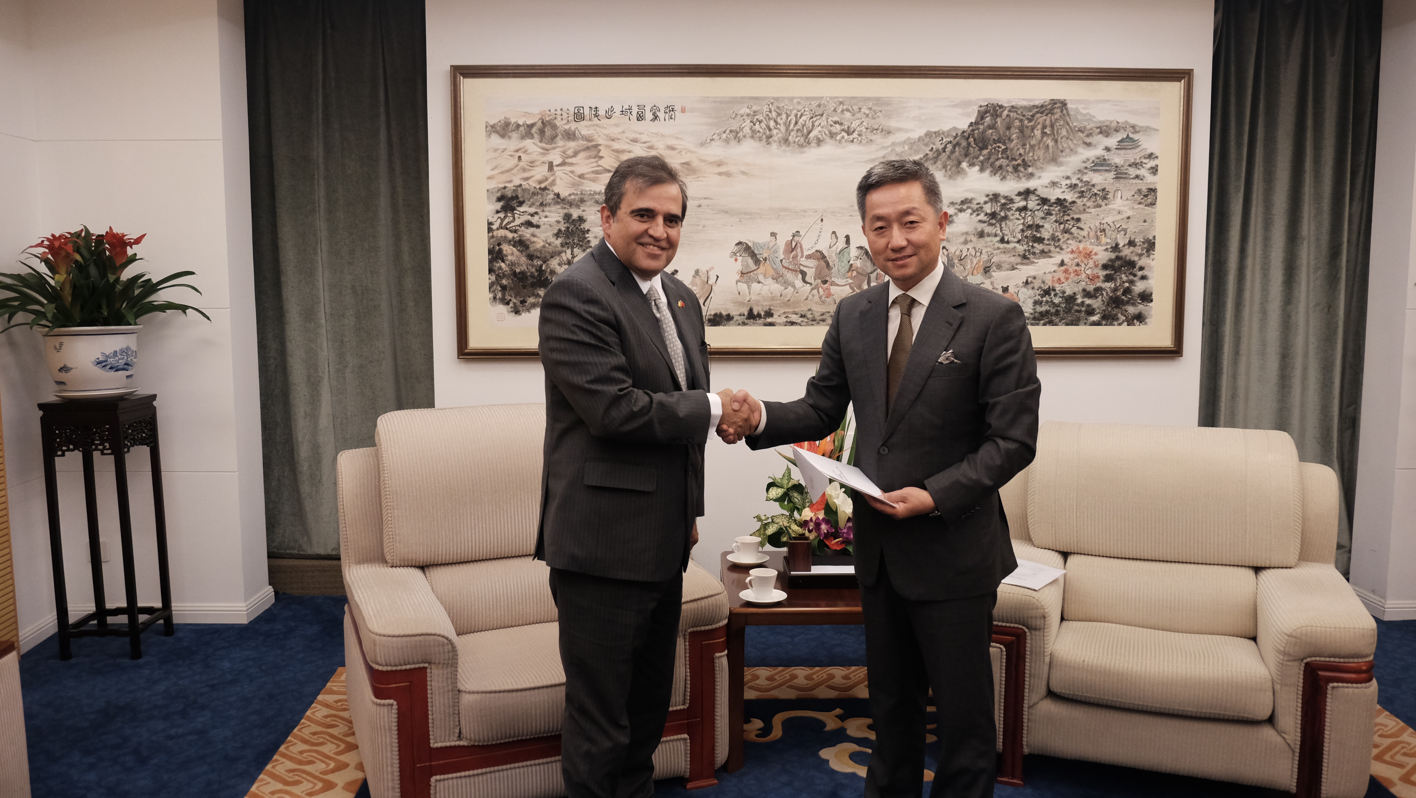 Nuevo Embajador de Colombia en China entregó copias de Cartas Credenciales
