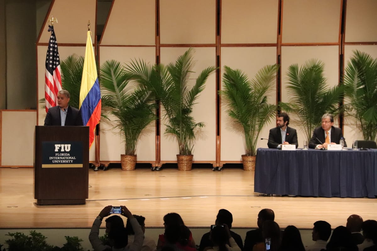 En diálogo con colombianos en Miami, el Canciller Holmes Trujillo reiteró fortalecimiento del programa 'Más y Mejores Servicios'