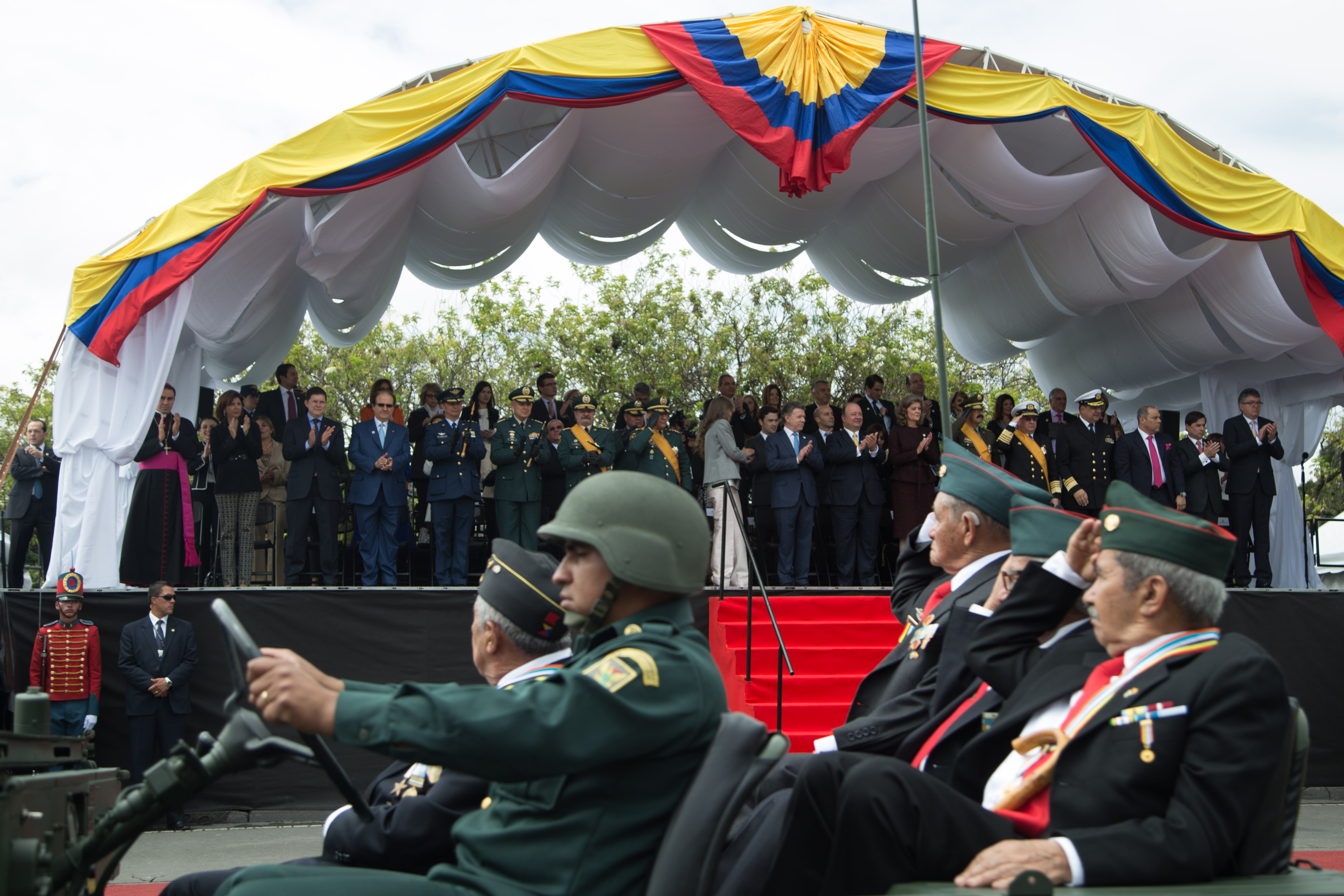 Canciller Holguín asistió al desfile militar del Día de la Independencia