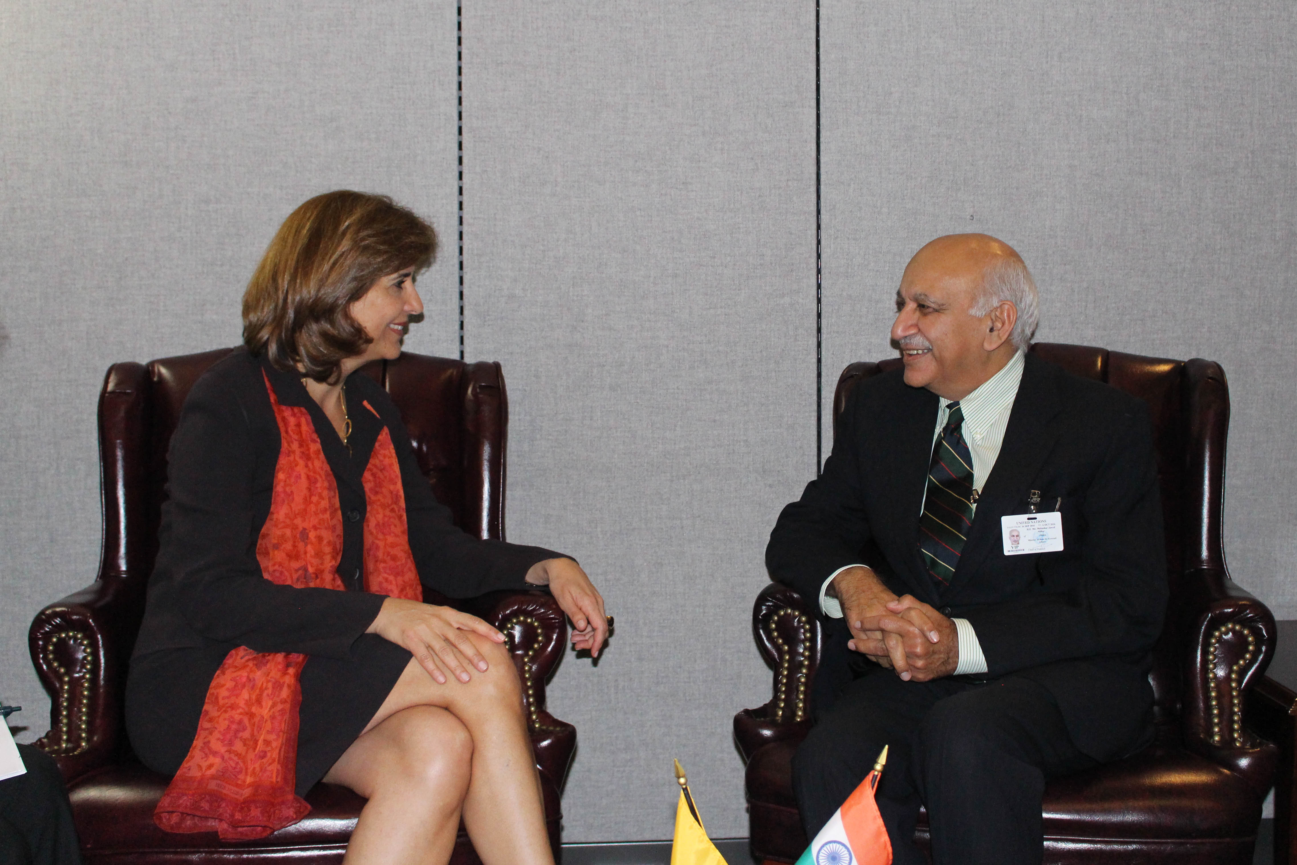 La Ministra María Ángela Holguín expresó al Ministro de Estado de Asuntos Exteriores de India, Mobasshar Javed Akbar, sus mejores deseos por la rápida recuperación del país luego del Monzón que afectó a seis millones de personas.