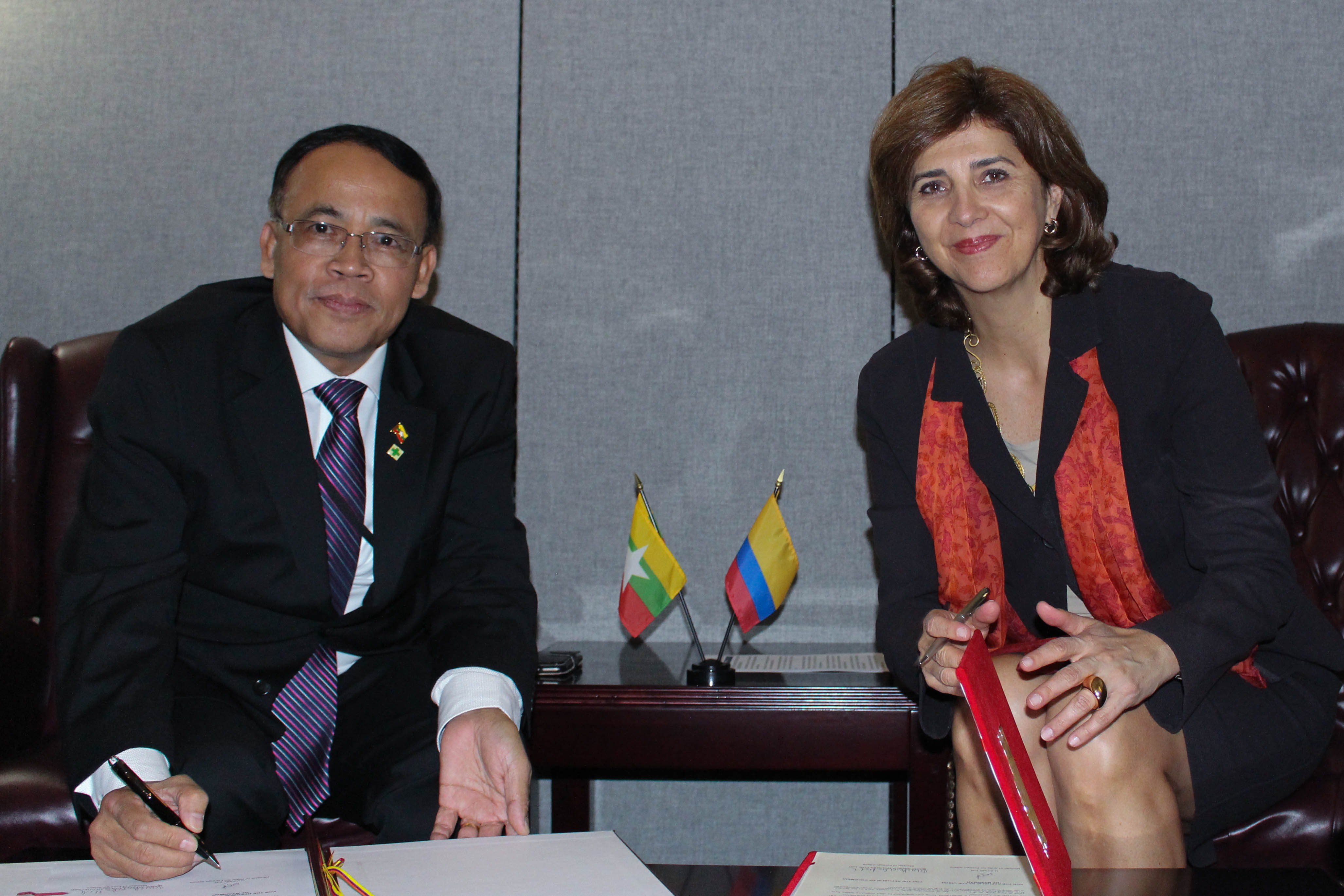 En el marco del 71° Periodo de Sesiones de la Asamblea General de las Naciones Unidas, la Ministra de Relaciones Exteriores de Colombia, María Ángela Holguín y el Ministro de Estado para Asuntos Exteriores de Myanmar, U Kyaw Tin, sustuvieron un encuentro bilateral en el que revisaron el estado de las relaciones entre ambos países y suscribieron Acuerdo de Exención de Visas para Pasaportes diplomáticos, oficiales, especiales y de servicio. 
