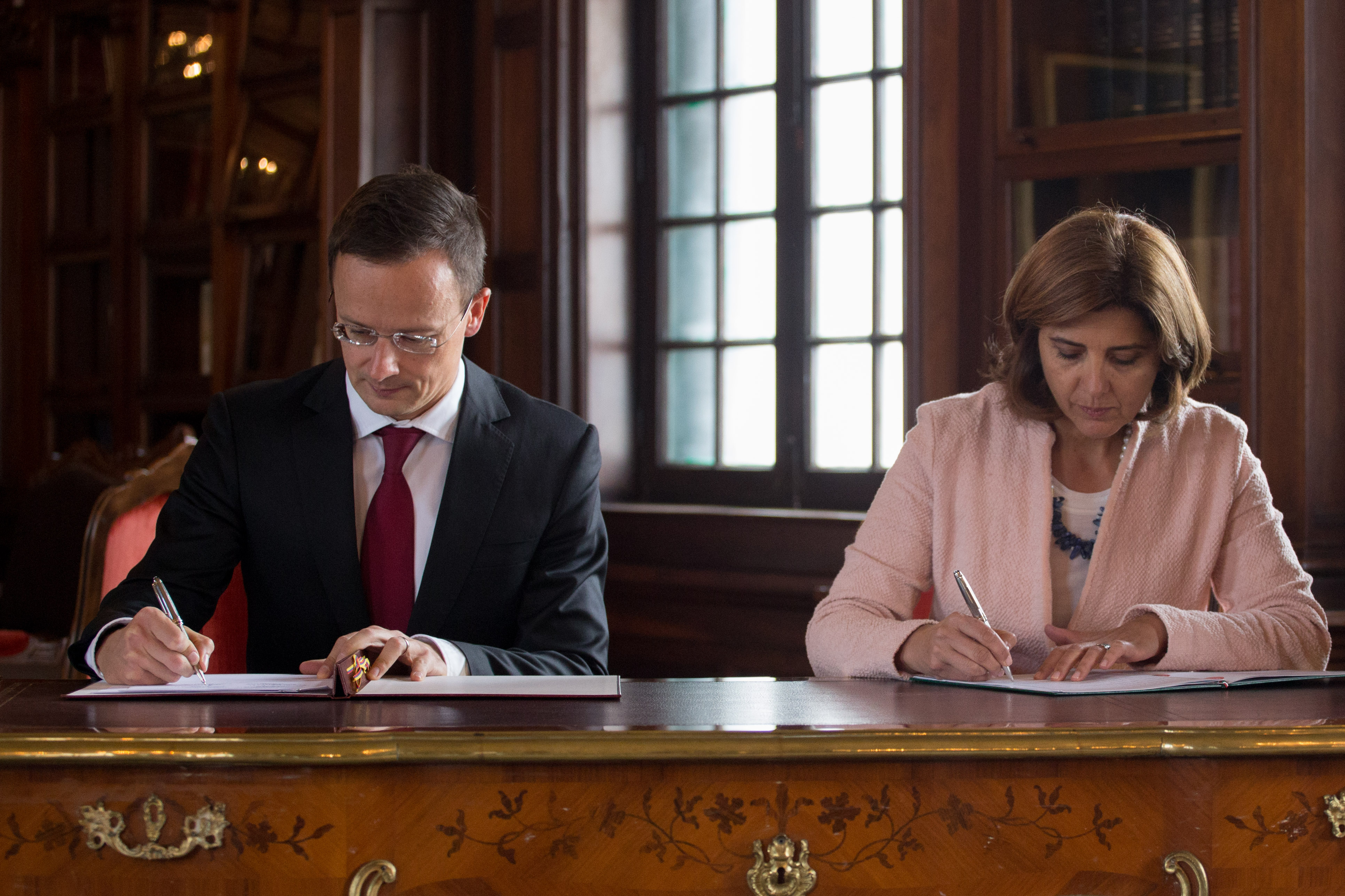 Colombia y Hungría firman instrumentos sobre promoción de cultura y deporte y conservación de agua