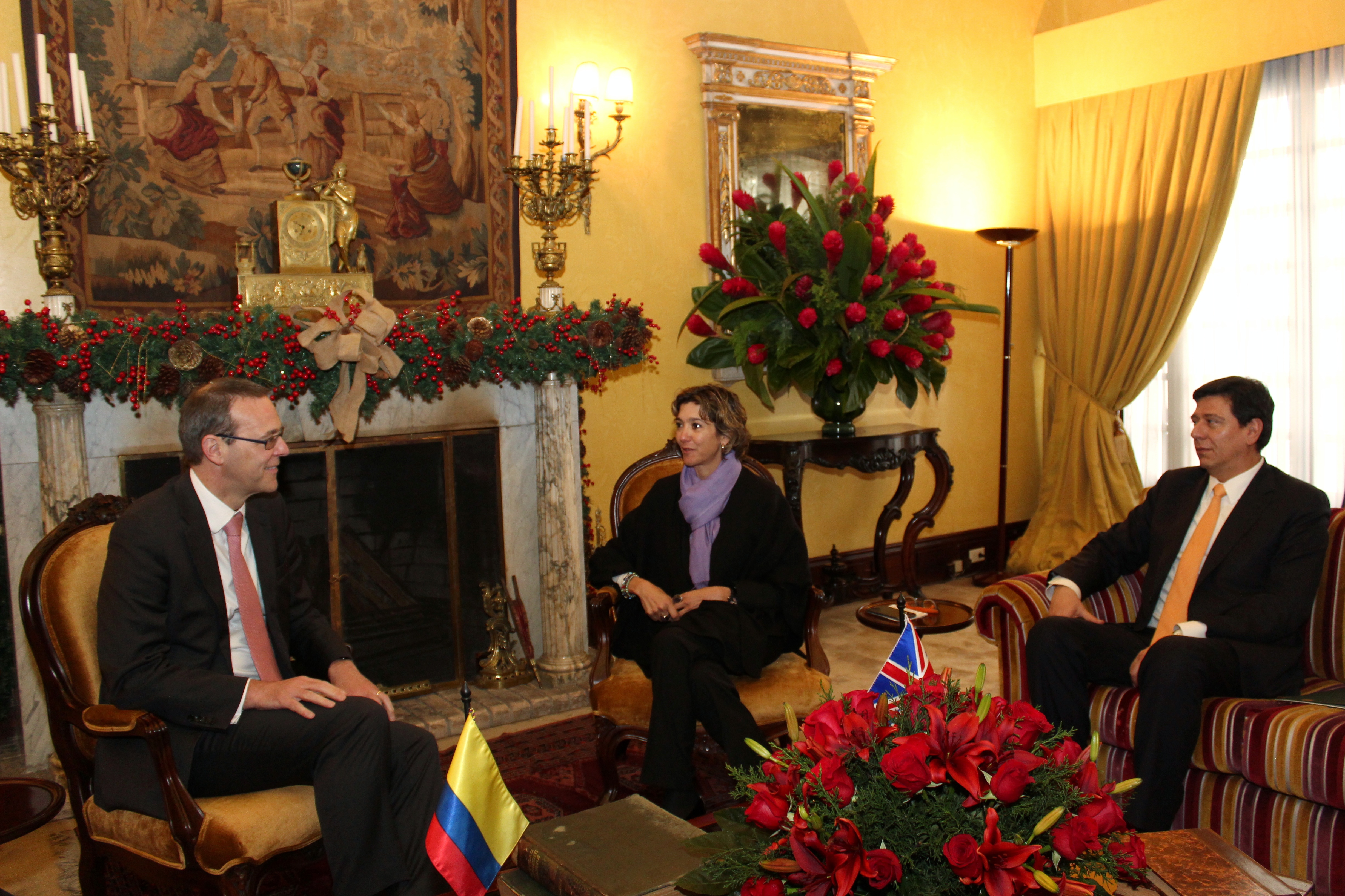 La Viceministra de Relaciones Exteriores de Colombia, Patti Londoño Jaramillo, se reunió este lunes en el Palacio de San Carlos, sede de la Cancillería colombiana, con el Subsecretario Permanente y Jefe del Servicio Diplomático del Reino Unido, Simon McDonald.