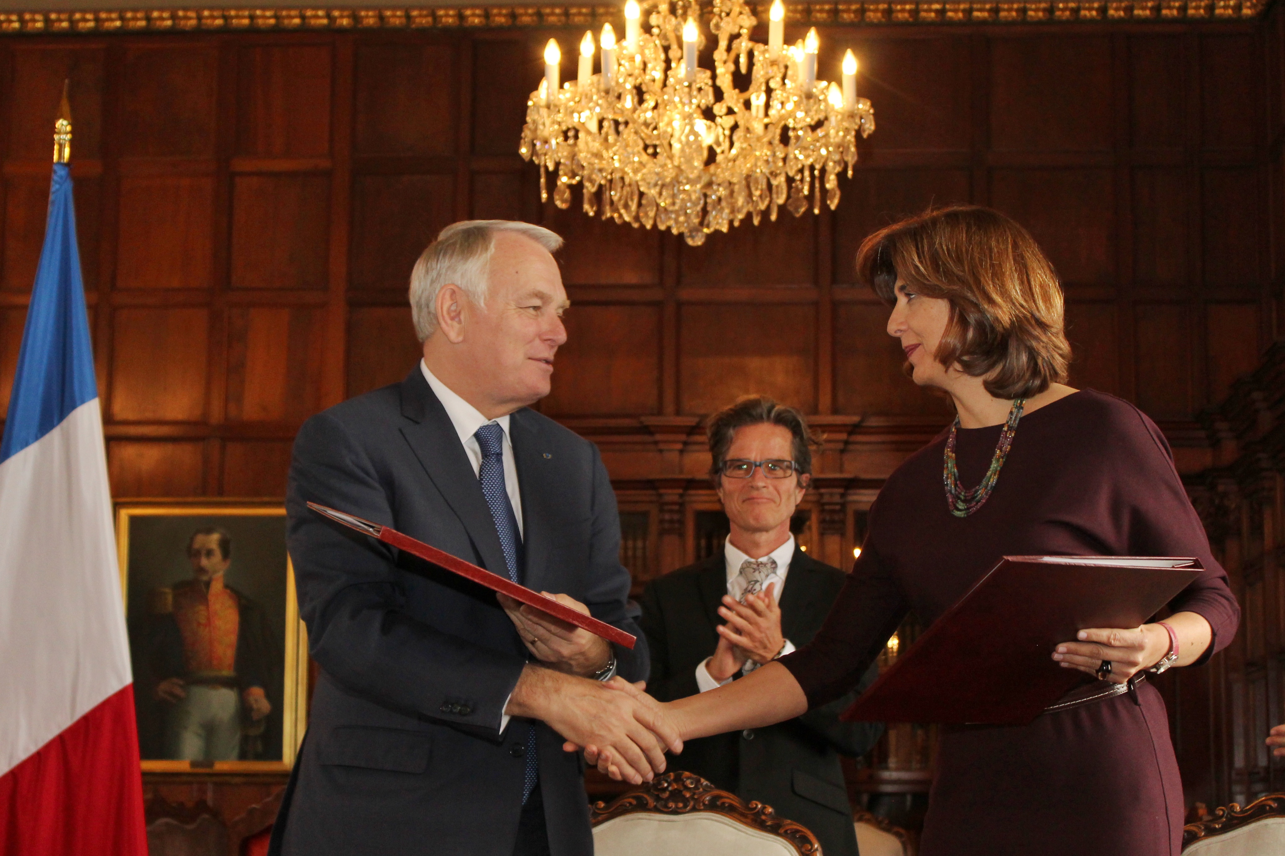 La Ministra de Relaciones Exteriores, María Ángela Holguín, y su homólogo francés, Jean–Marc Ayrault, suscribieron este lunes un acuerdo sobre cooperación financiera, el cual tiene como fin impulsar eficazmente sus relaciones mediante una cooperación mutuamente beneficiosa para el desarrollo de las dos naciones.