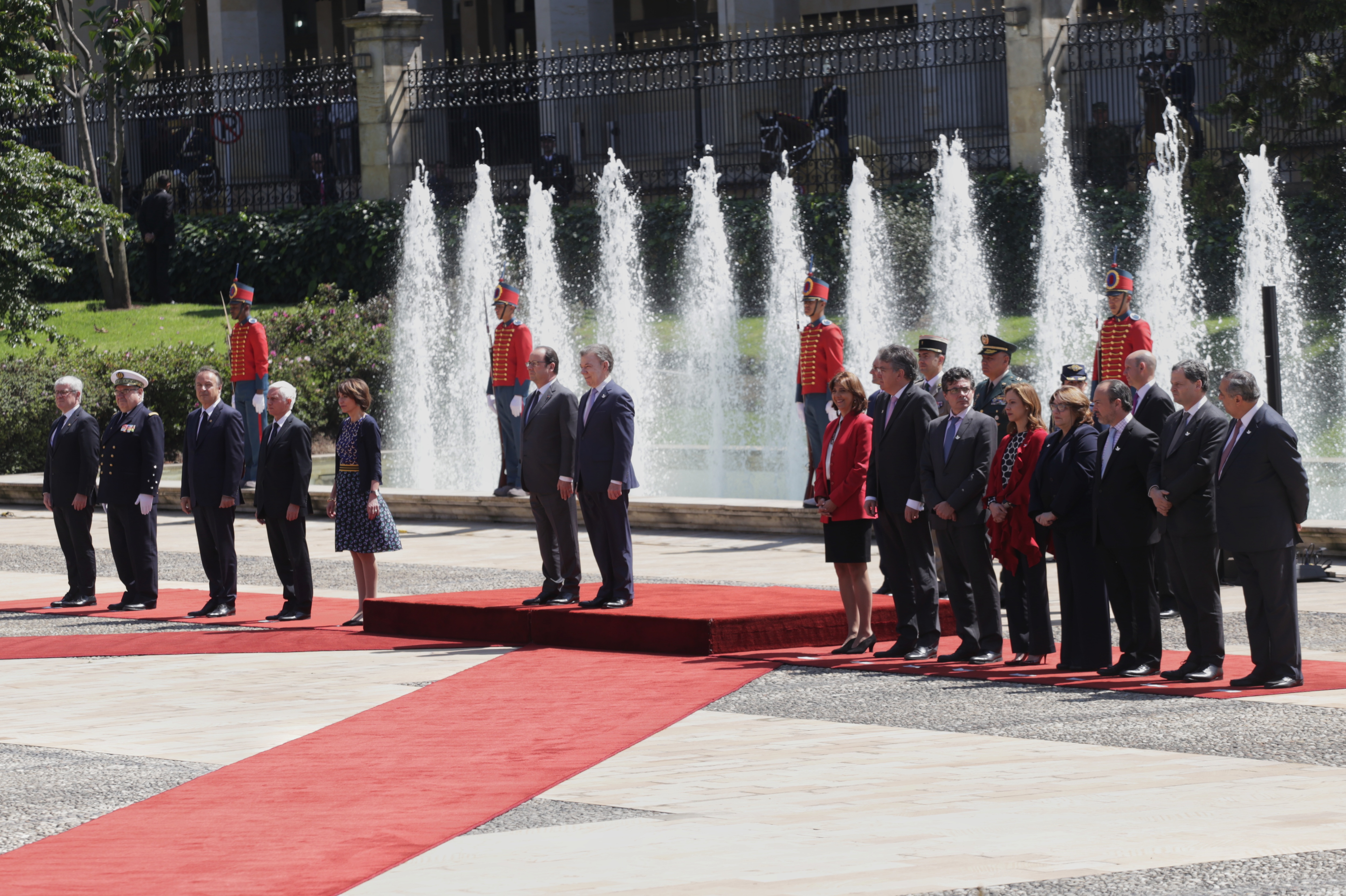 Con honores militares fue recibido en Casa de Nariño el Presidente de Francia, Francois Hollande