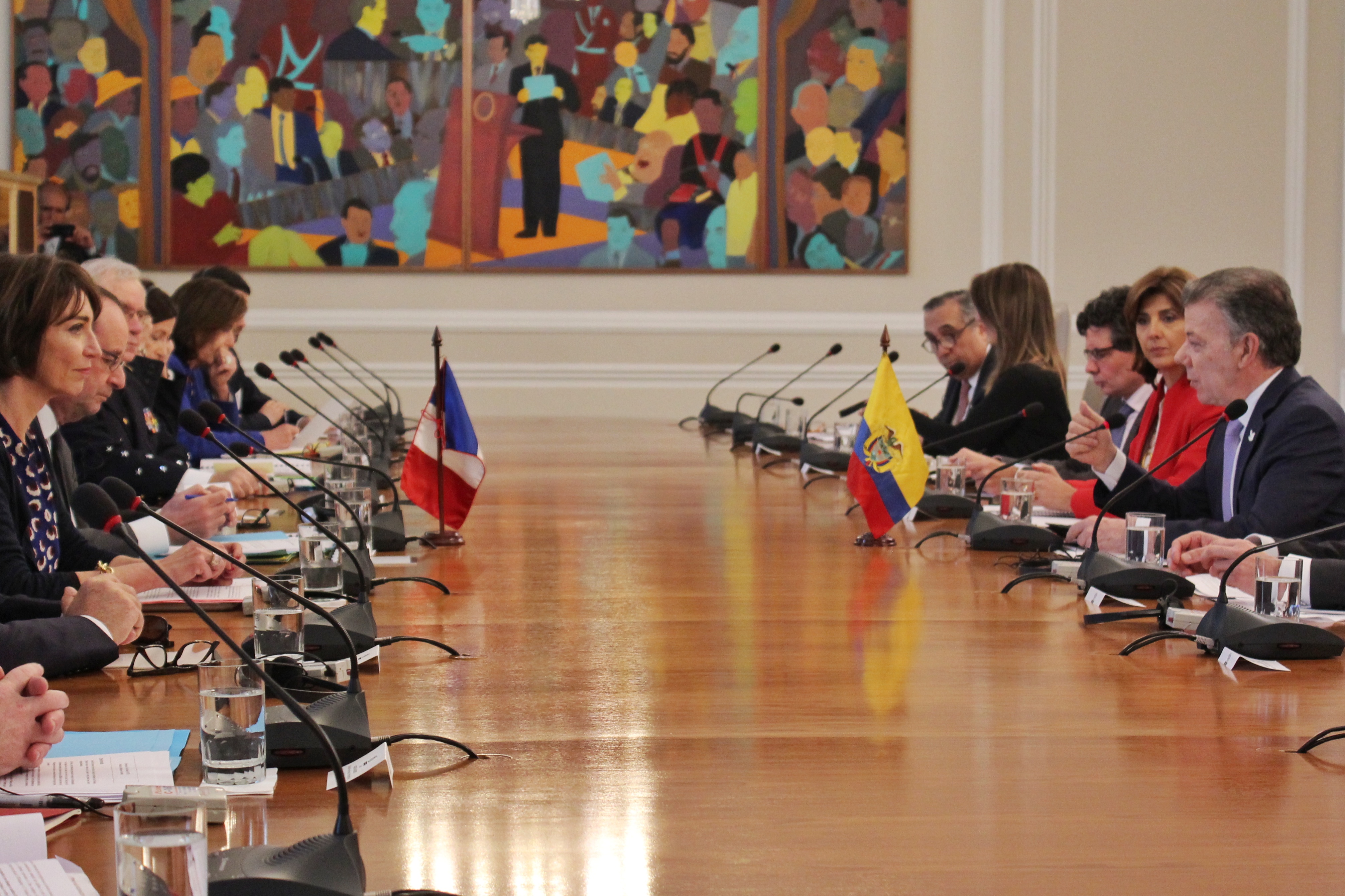 Presidentes de Colombia y Francia presidieron reunión ampliada entre las delegaciones de los dos países