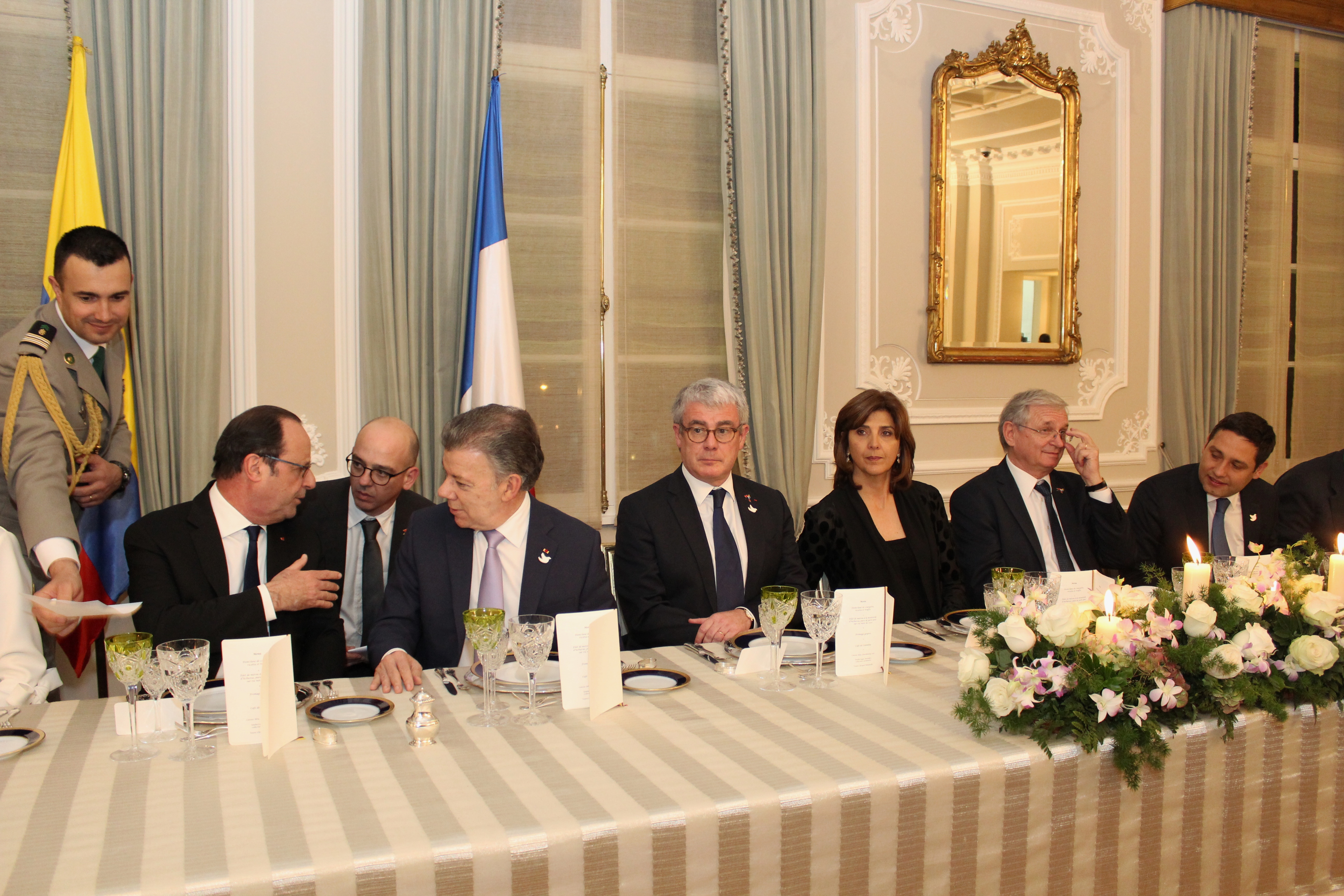 Canciller Holguín asistió a cena ofrecida por el Presidente Santos a su homólogo francés