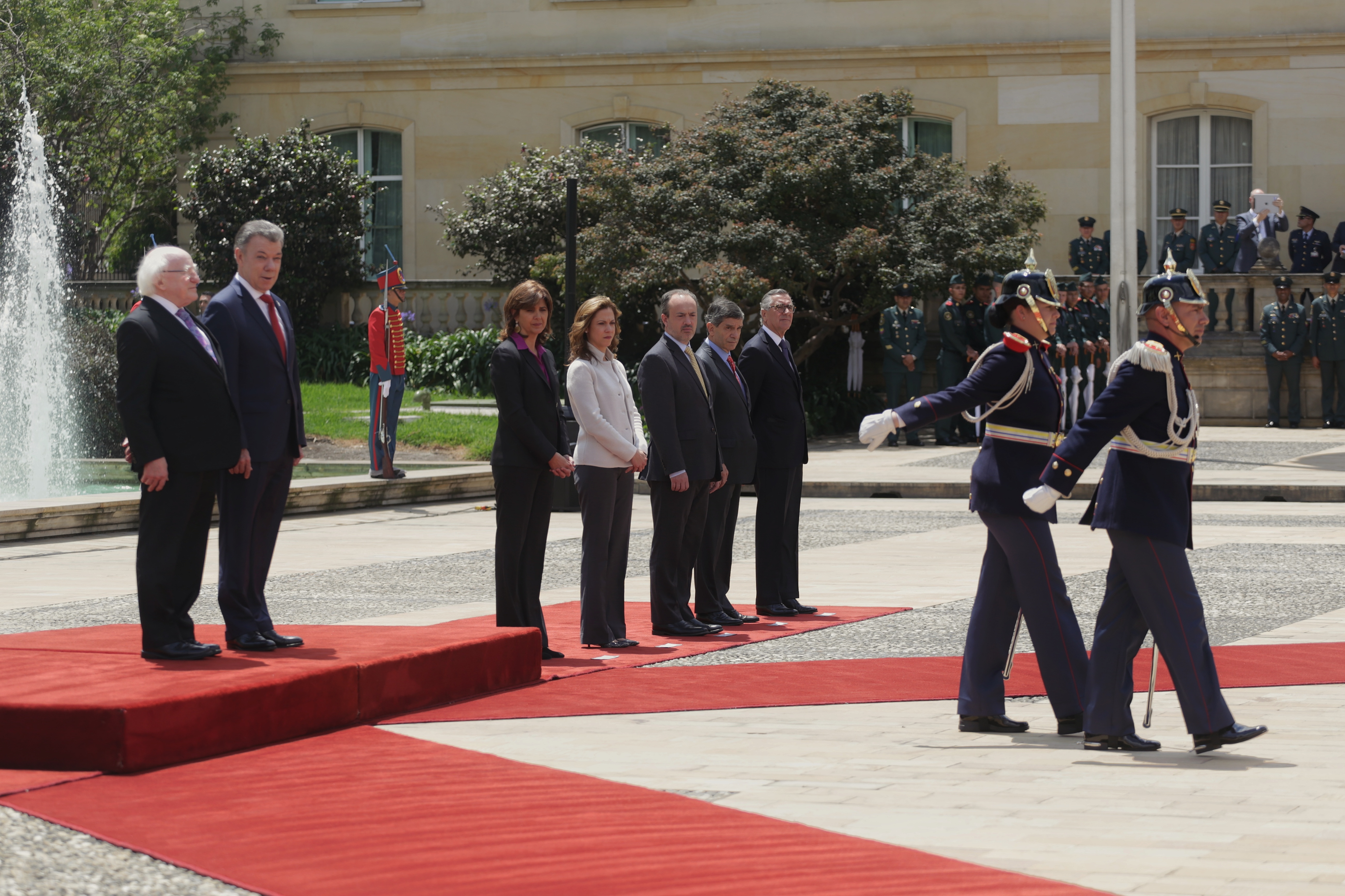 Con honores militares fue recibido en la Casa de Nariño el Presidente de Irlanda, Michael D. Higgins