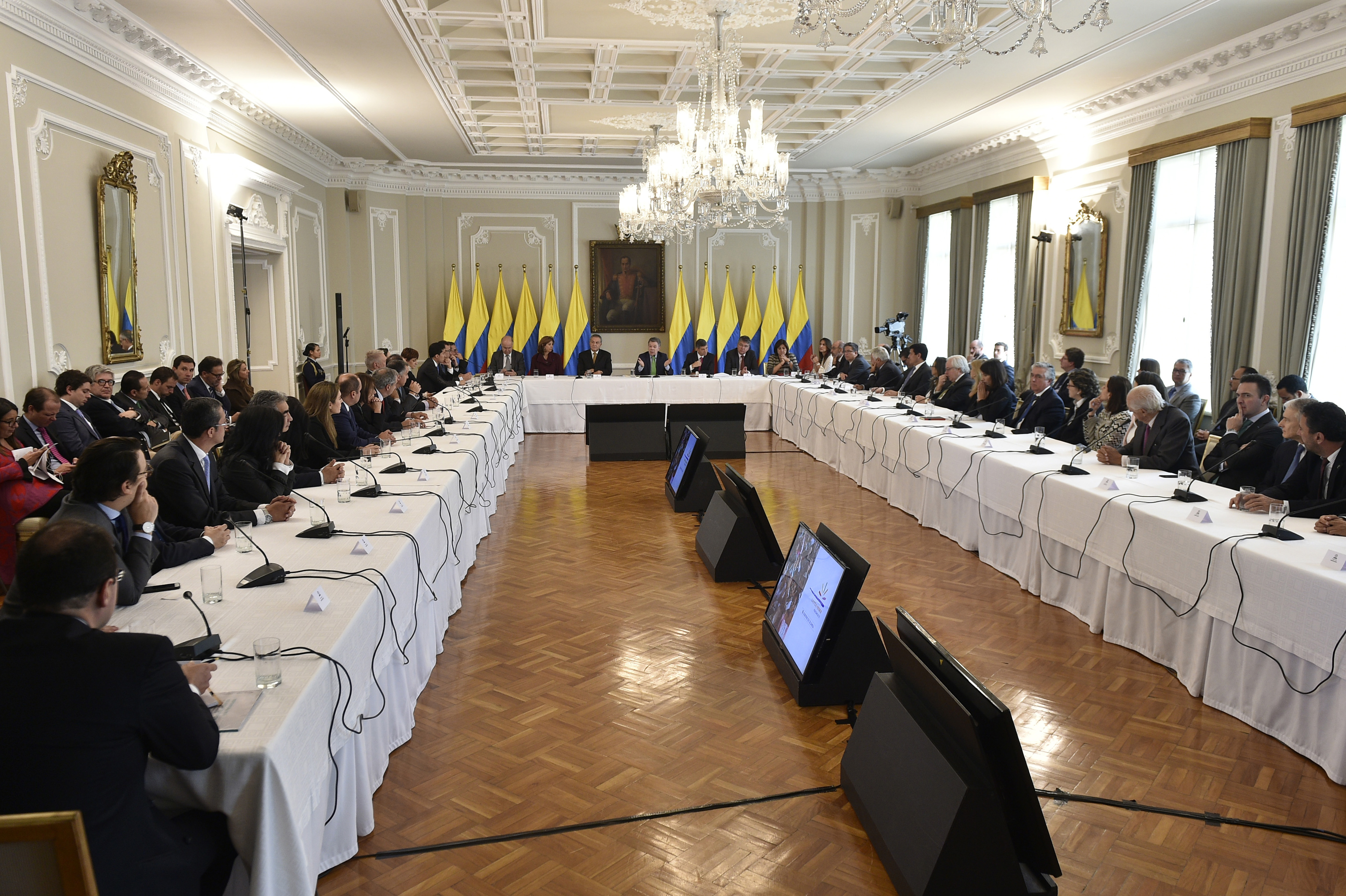 Ministra Holguín acompañó al Presidente Santos en la presentación del decreto que reglamenta  “Obras por impuestos”