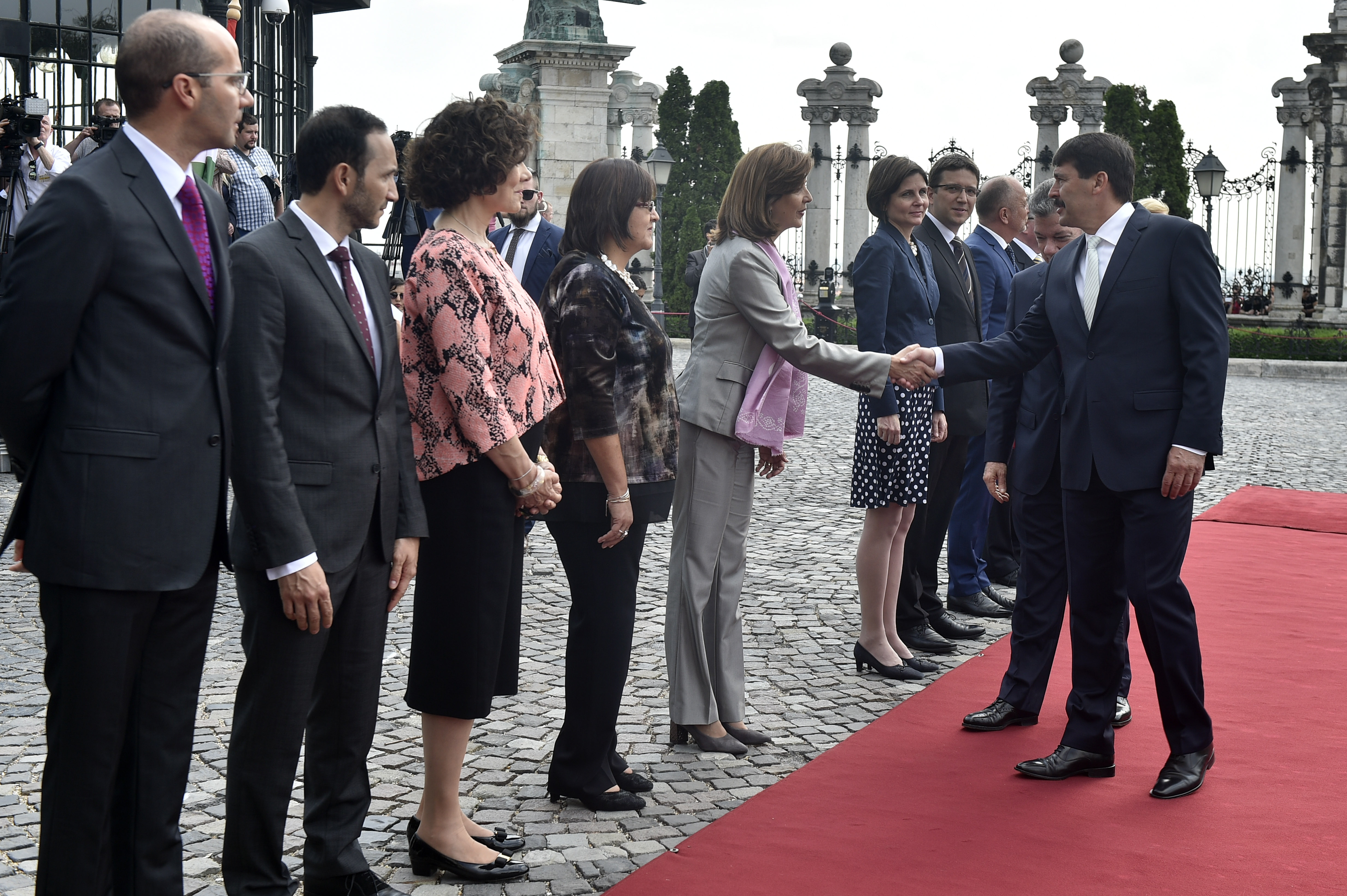 Presidente Santos y la Canciller Holguín fueron recibidos con honores militares por el mandatario húngaro, János Áder 