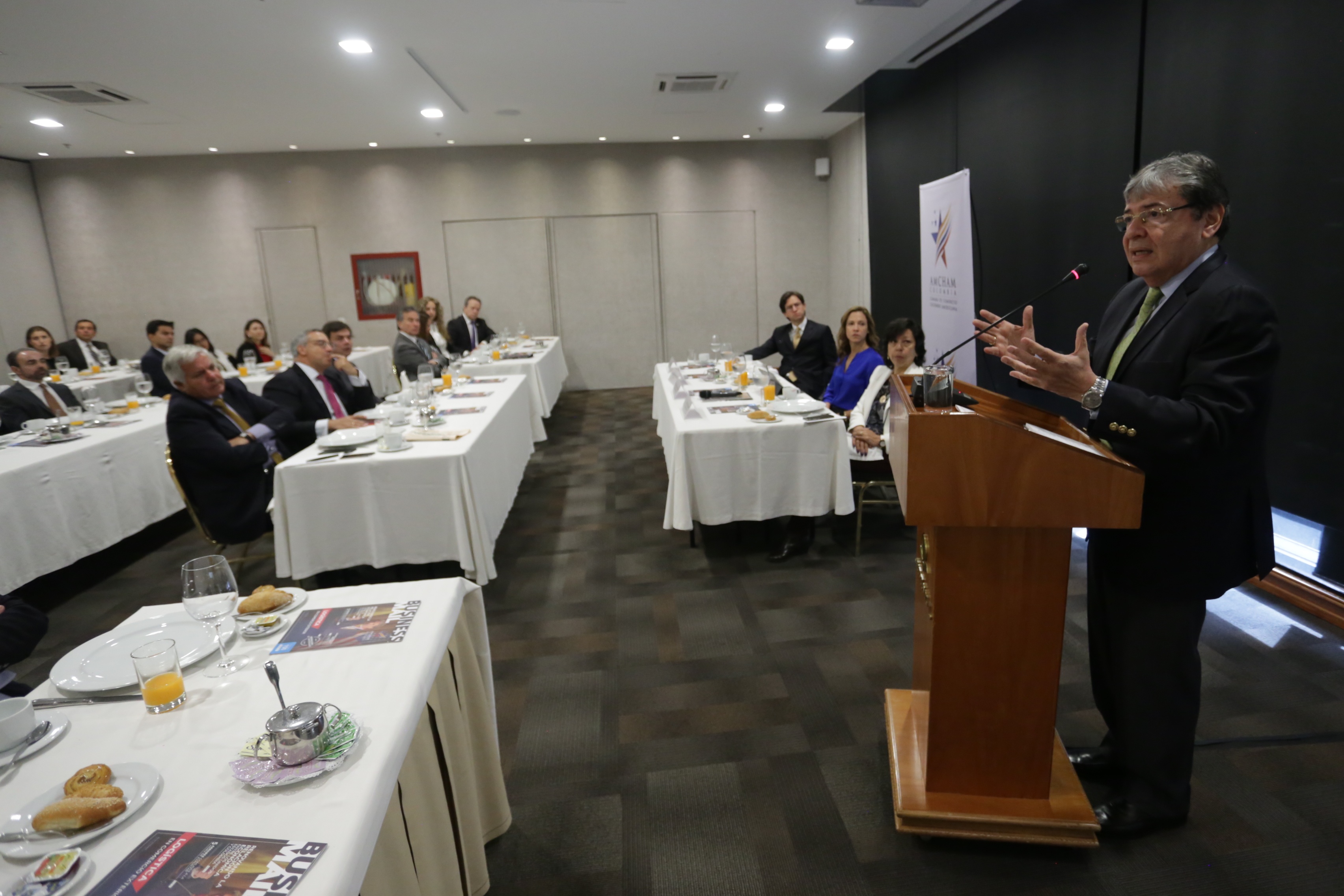 El Canciller Trujillo sostuvo un desayuno de trabajo con empresarios de la Cámara de Comercio Colombo Americana AmCham