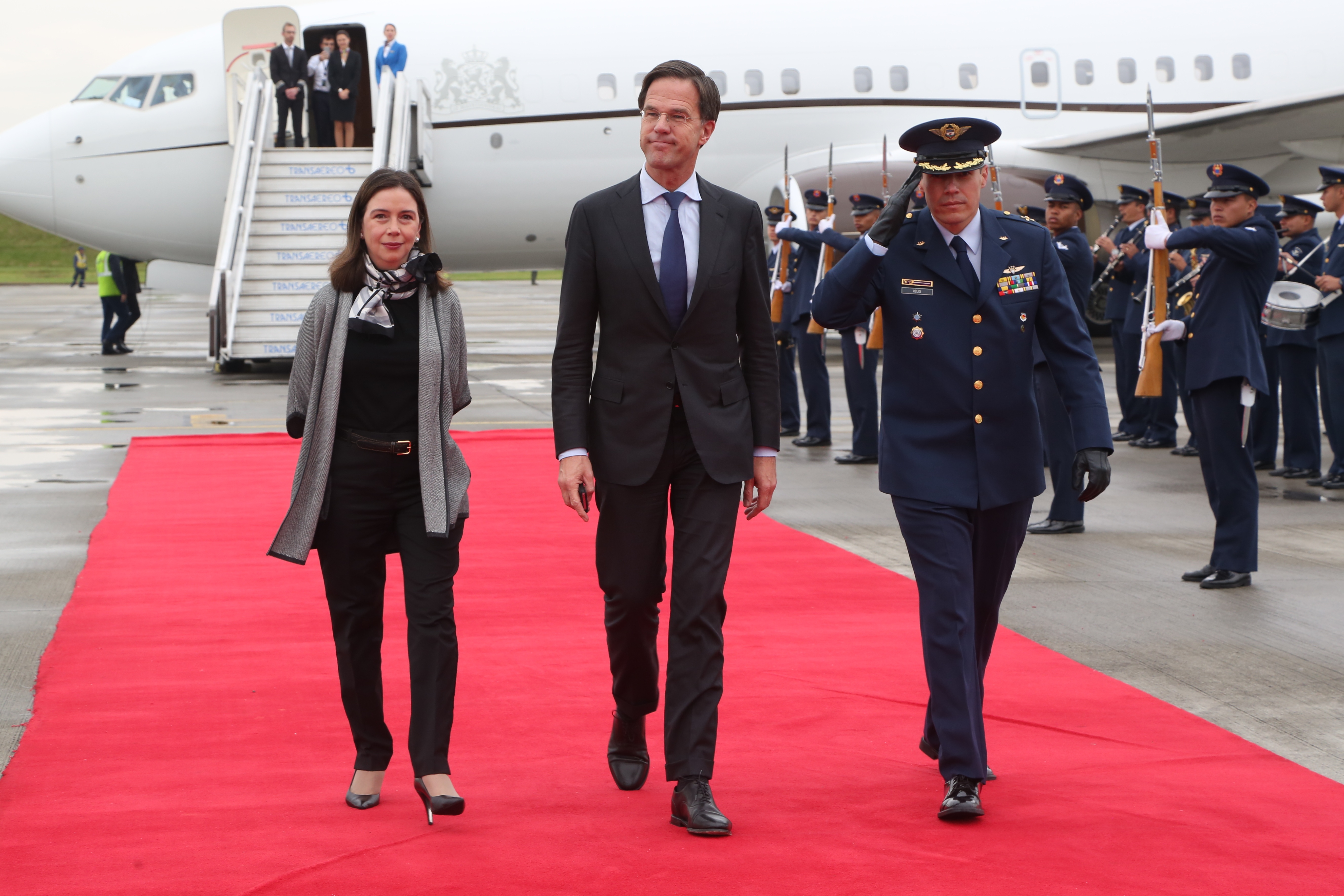 Canciller encargada, Adriana Mejía, recibió al Primer Ministro de Países Bajos, Mark Rutte, en el aeropuerto de Catam