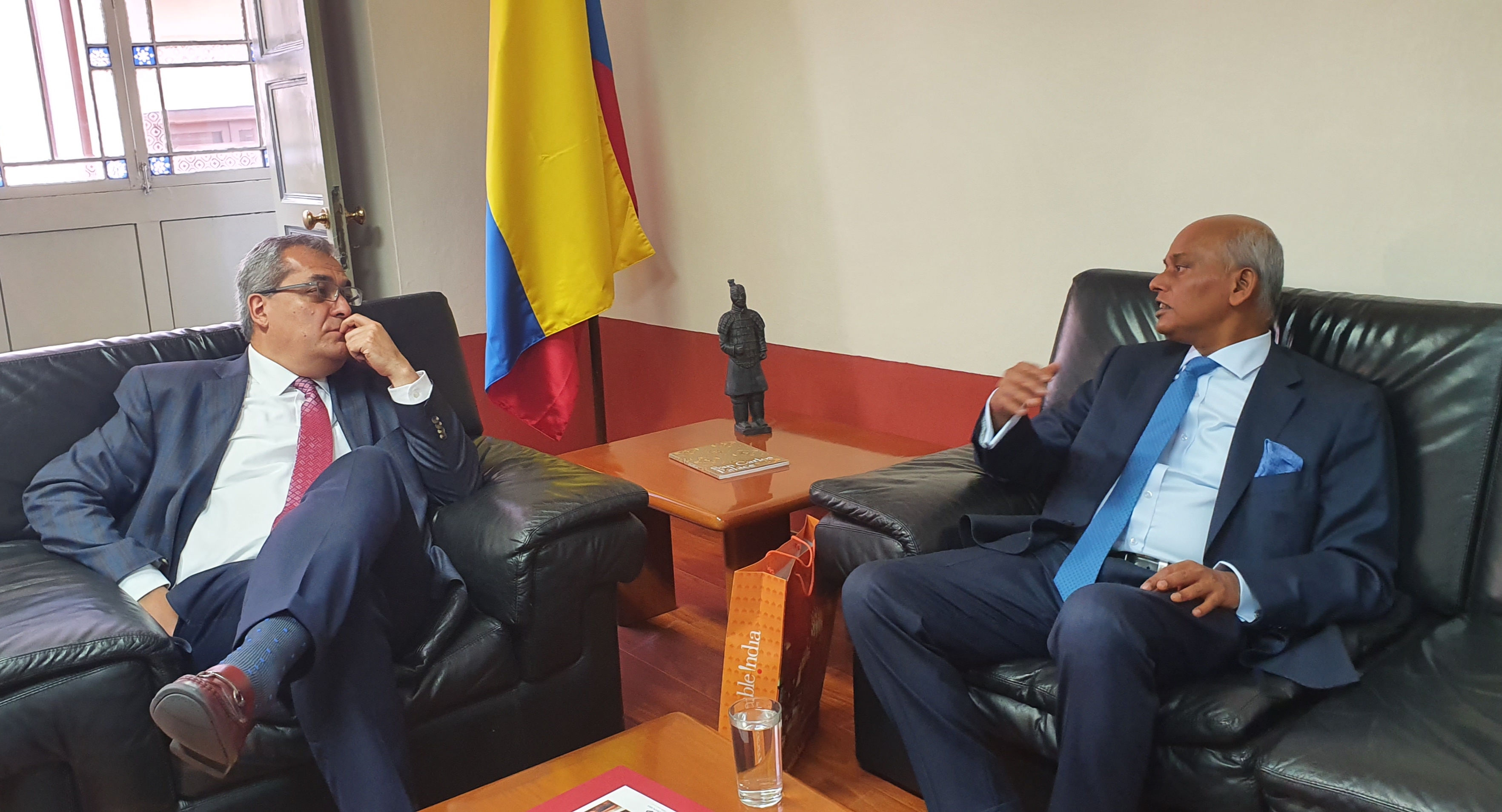 Director de la Academia Diplomática Augusto Ramírez Ocampo se reunió con el embajador de la India en Colombia