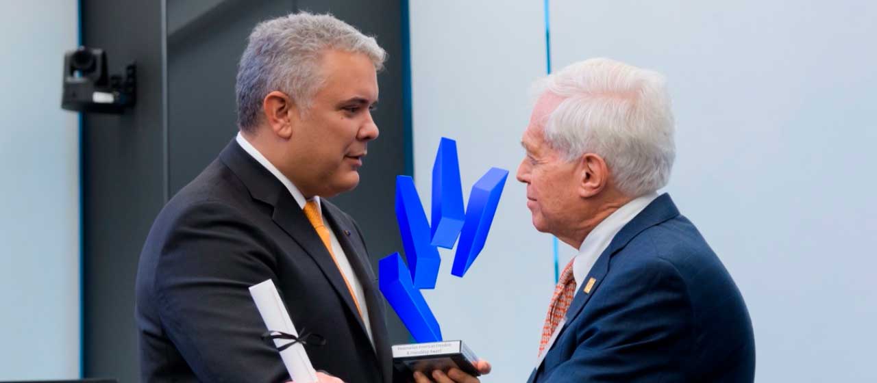 Presidente Duque recibió distinción de Asociación Venezolana en EE.UU. por liderar el apoyo a migrantes