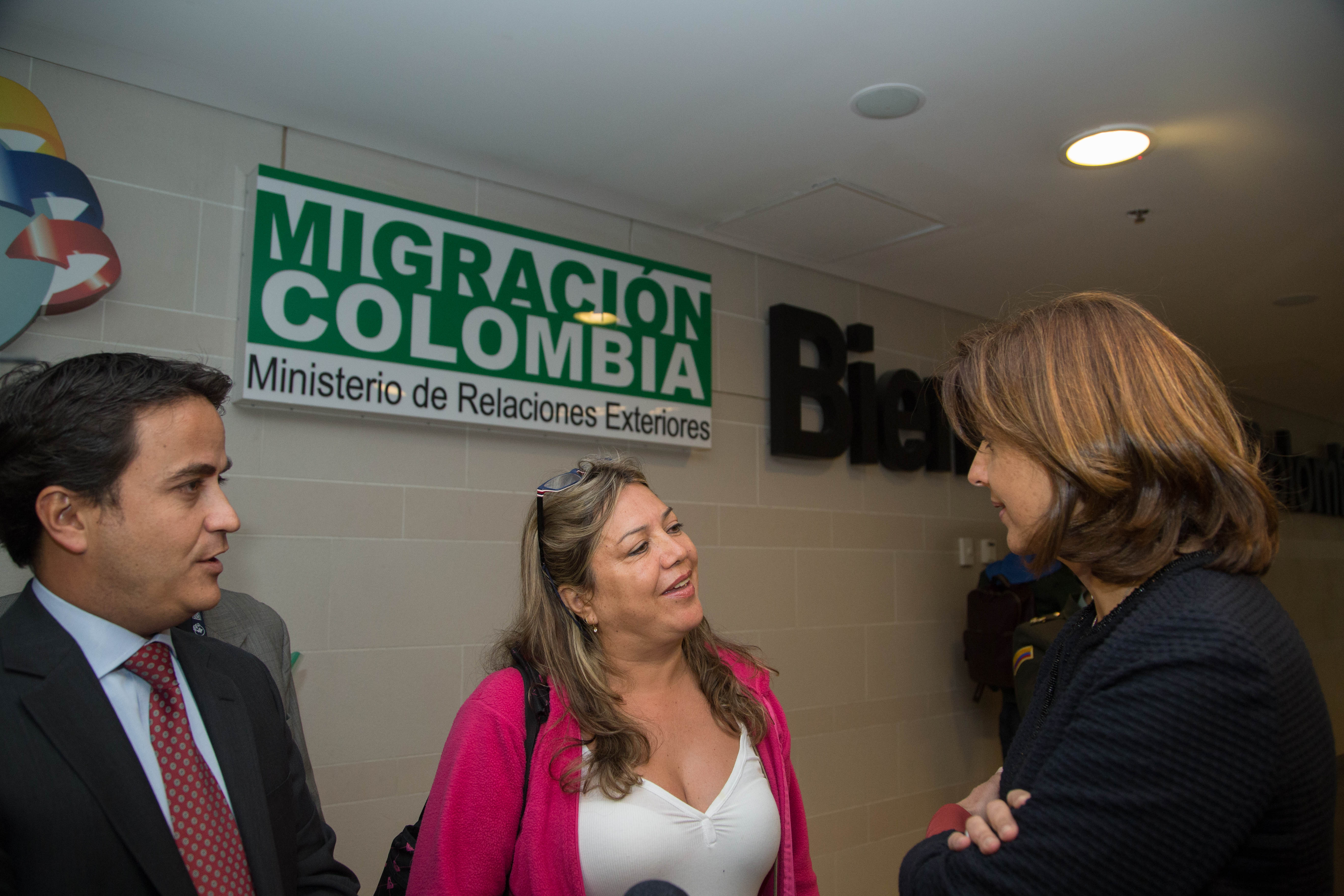 Canciller recorrió el aeropuerto y escuchó los comentarios de la ciudadanía sobre el servicio que presta Migración Colombia